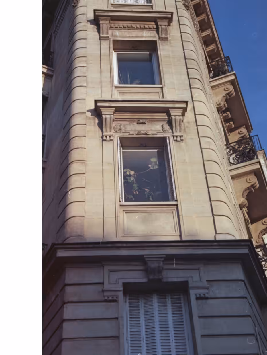 Paris Film Photography: fenêtres et ciel bleu