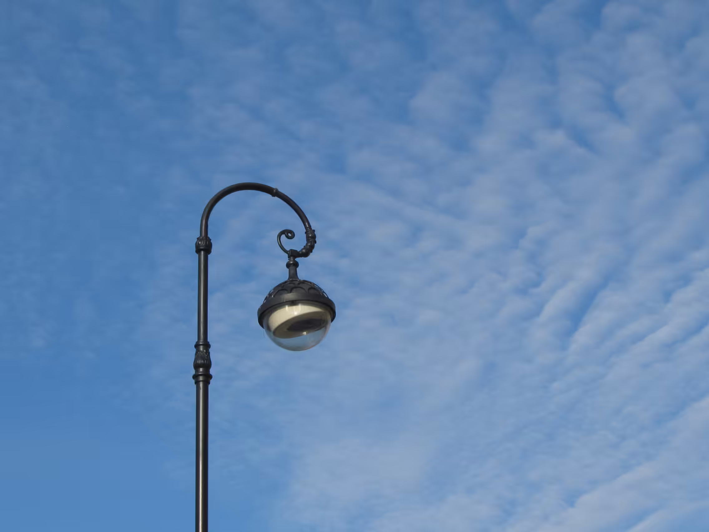 одинокий