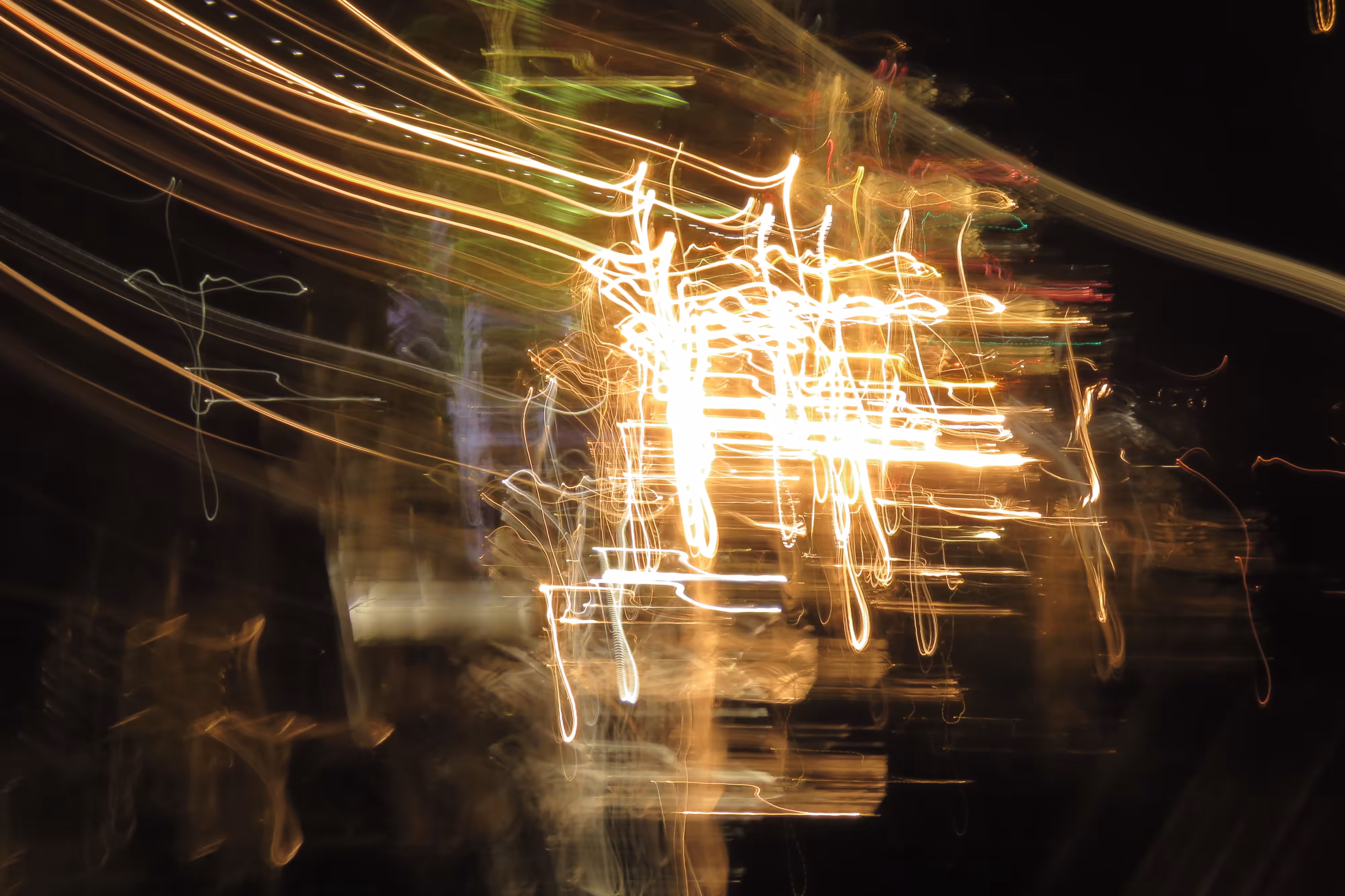 Light bursts in a never ending rythm, comes and goes leaving sharp paths in the darkness of each era, embrace it, let it dwell within, and exprecience the magic it brings 
