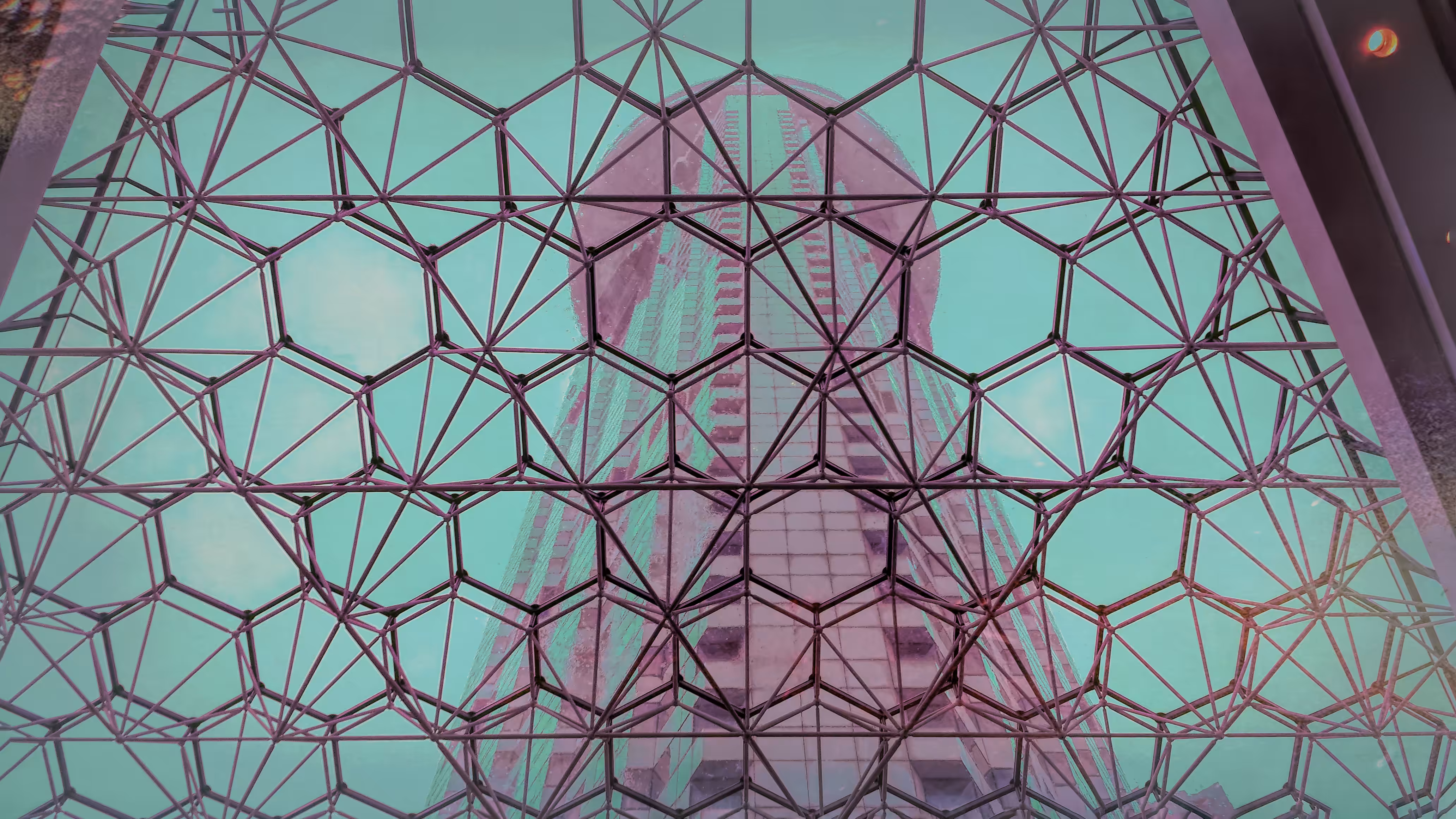 Geometry Facing Urban Majesty