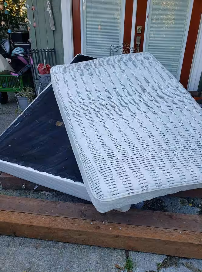 Free size Full mattress and box spring (Spenard)