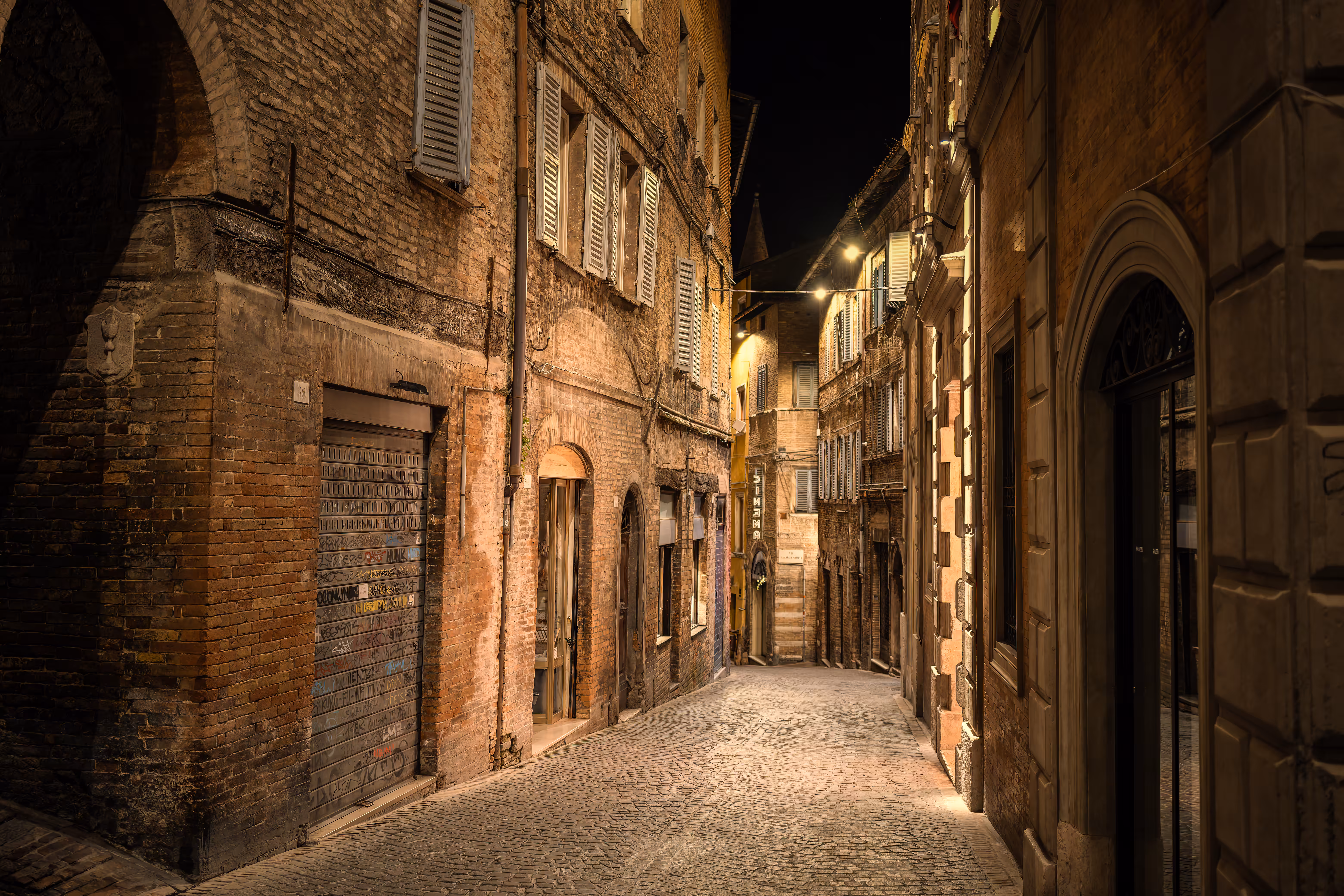 Photography for Advertising, Branding & Editorial: Urbino Night Street – Silent Alleys and Historic Facades