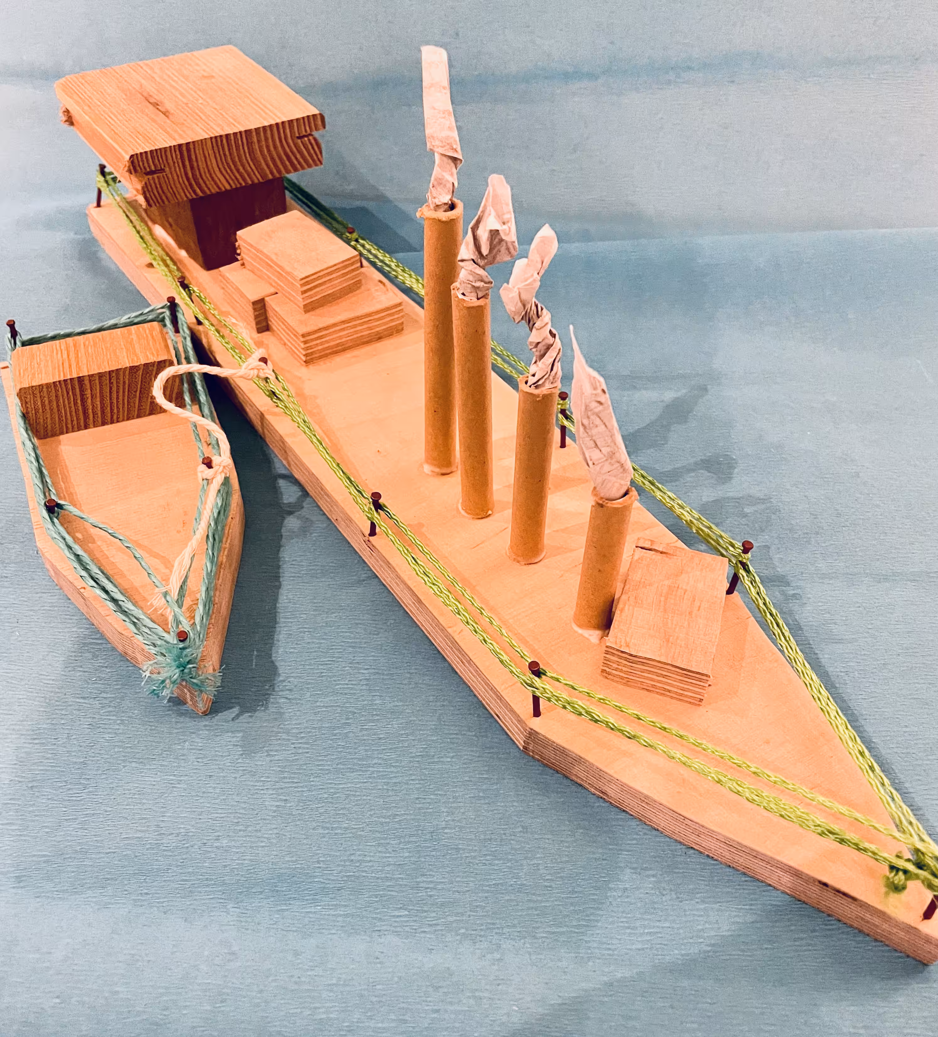 Holzboot mit Freund