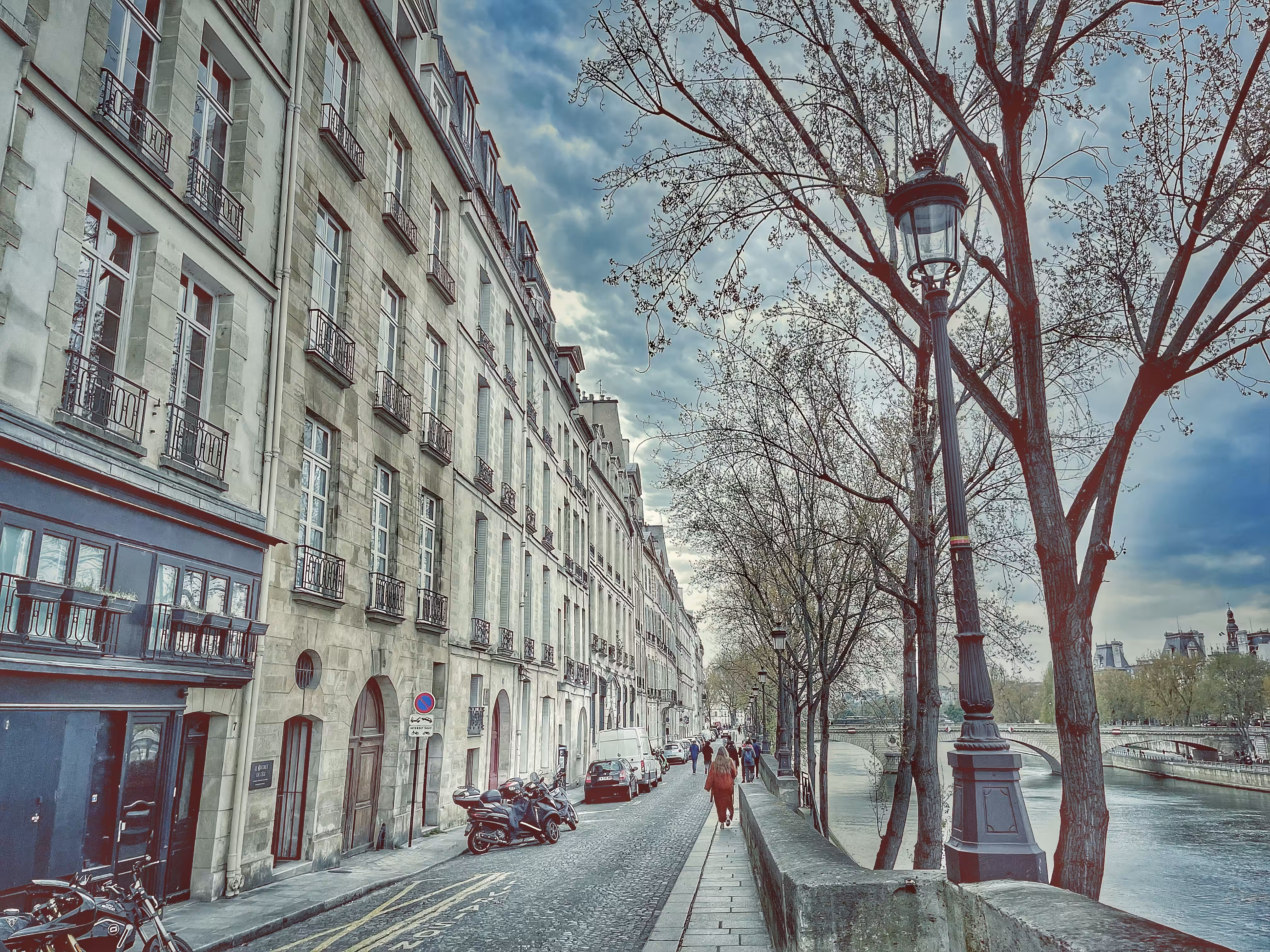 A Walk Along L'Ile Saint Louis