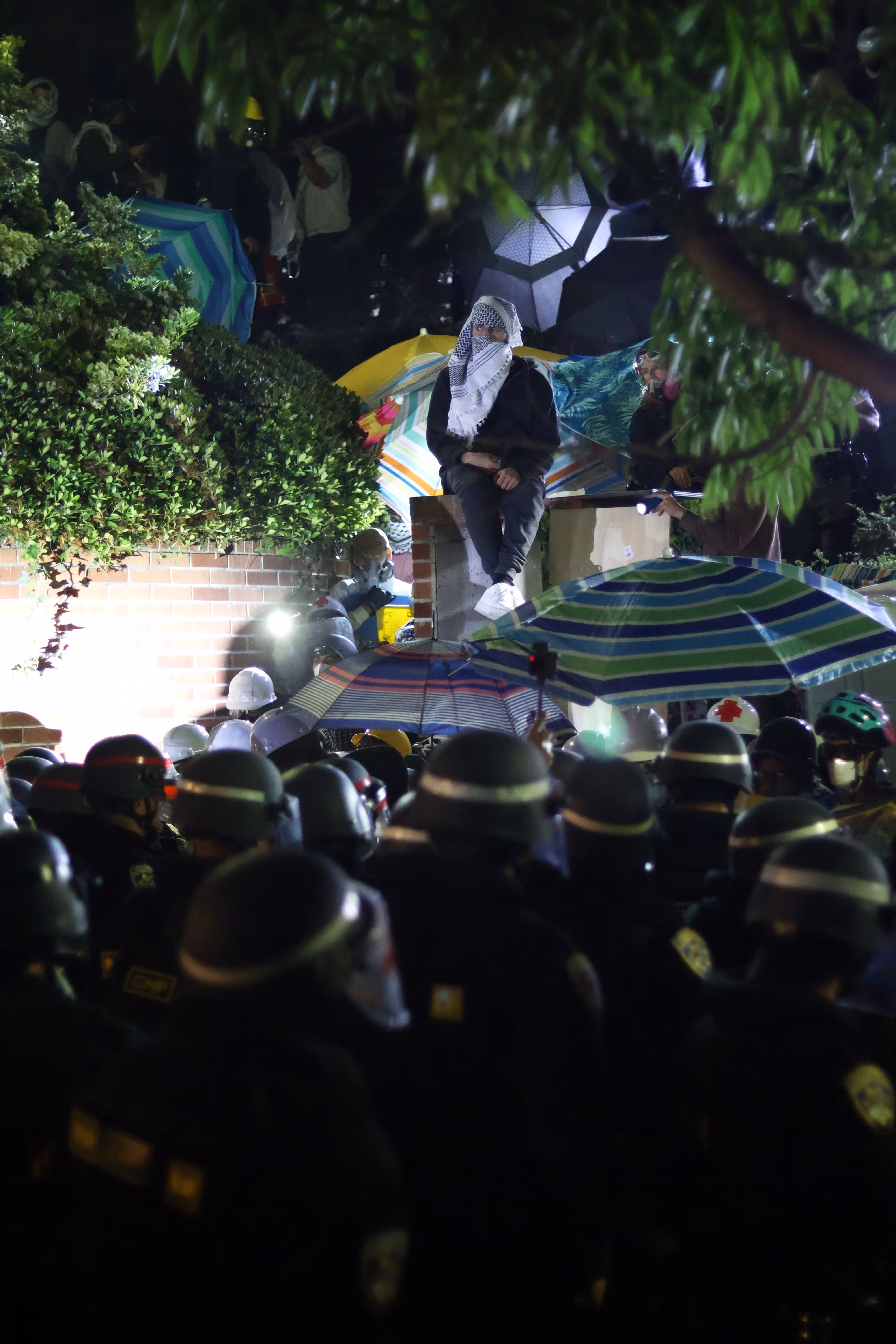 LA Editorial: Gaze of Confrontation