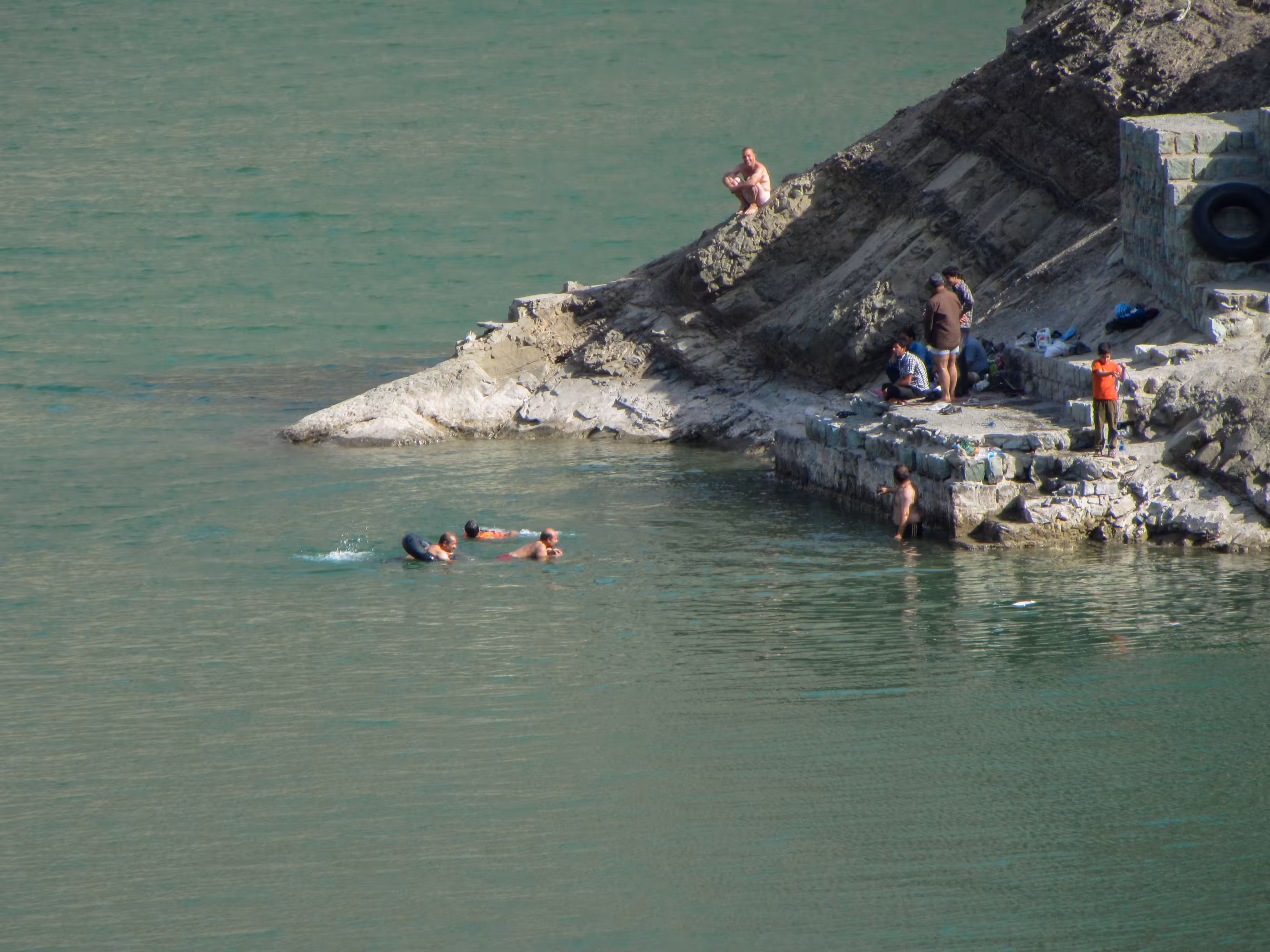 PeoplE: Between Mountain and River