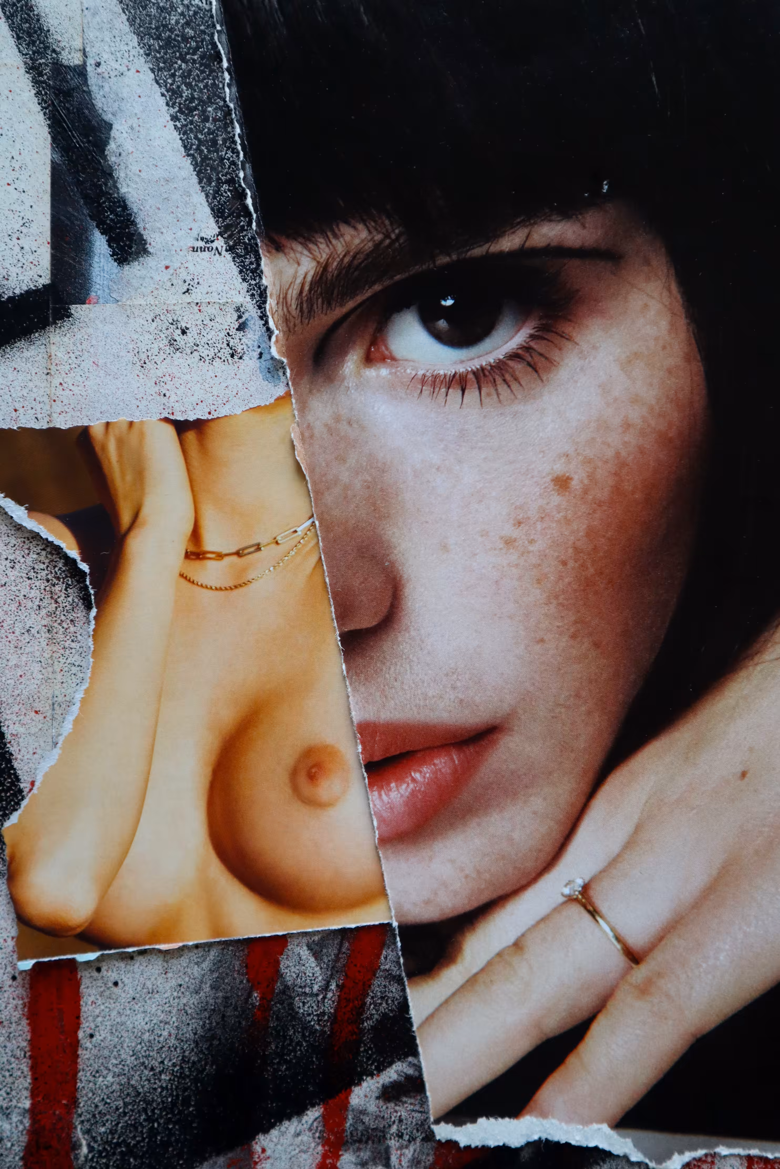 Femme avec la bague de fiançailles