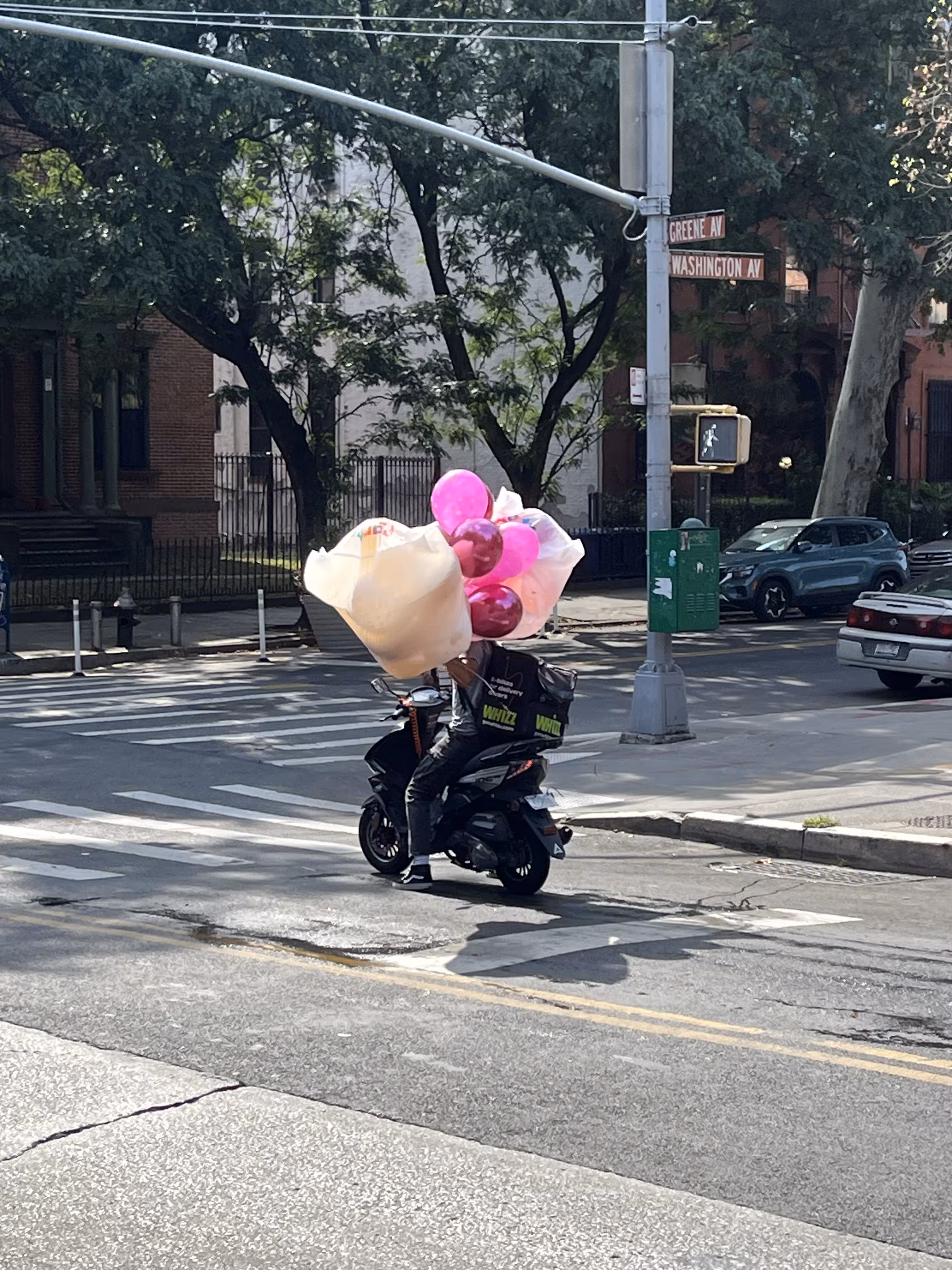 🛵🎈