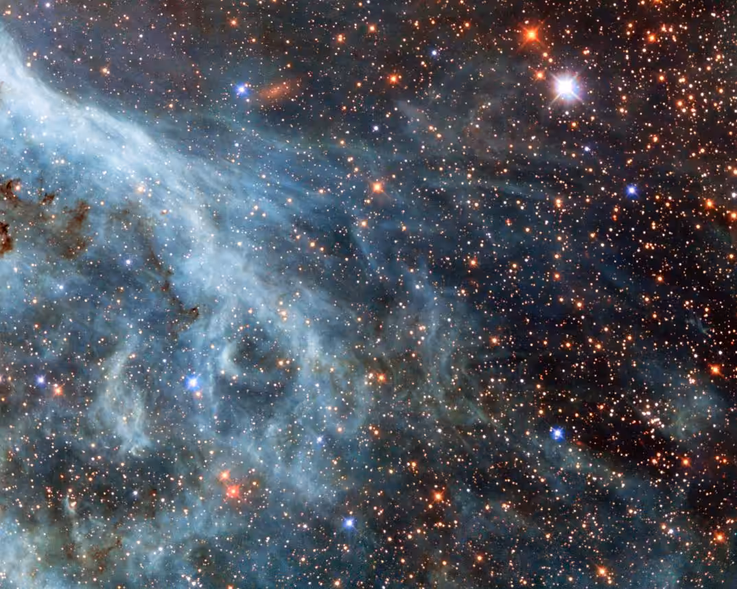 Turquoise-tinted plumes in the Large Magellanic Cloud