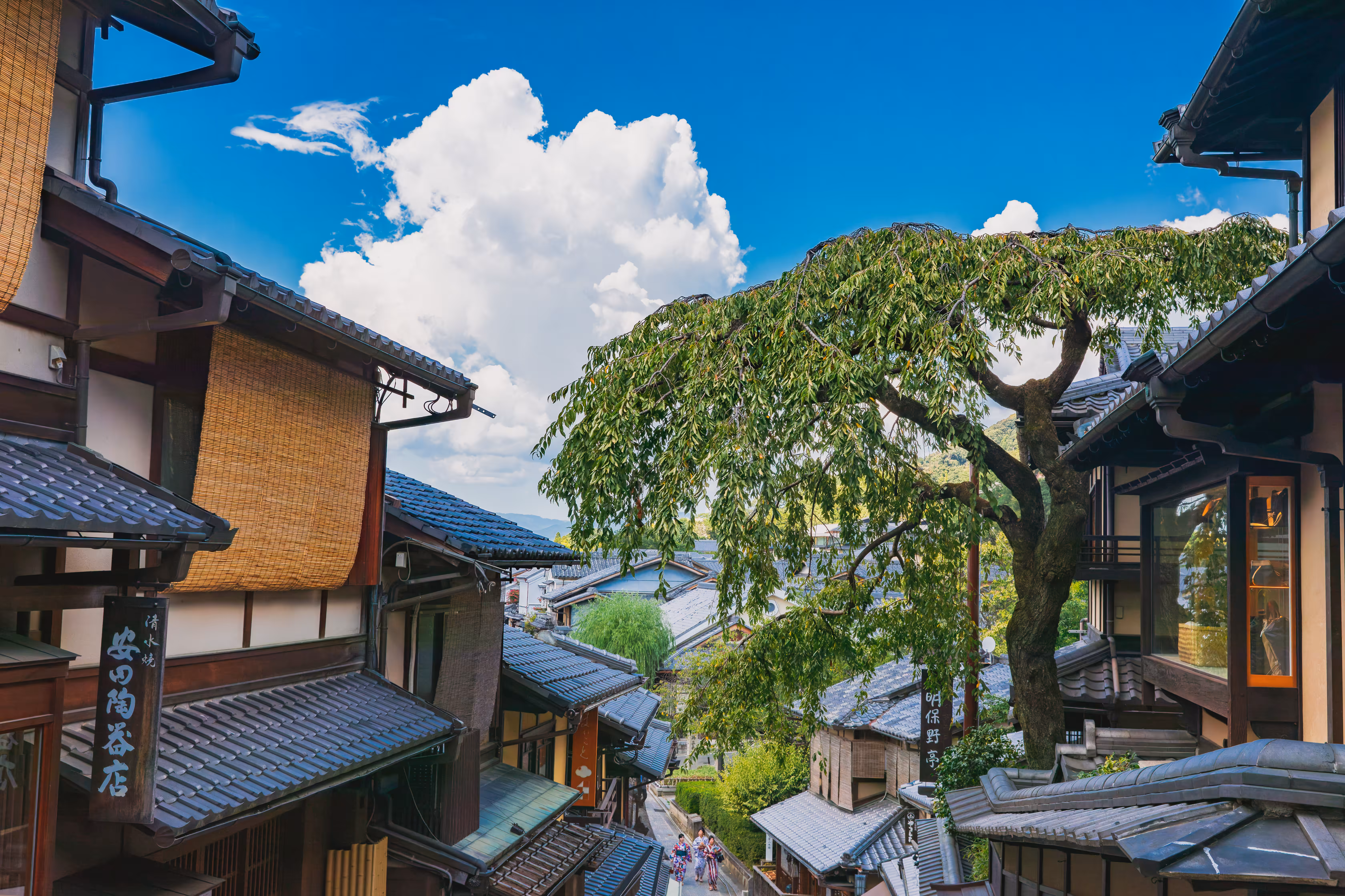 Summer clouds seen from Sannei-zaka