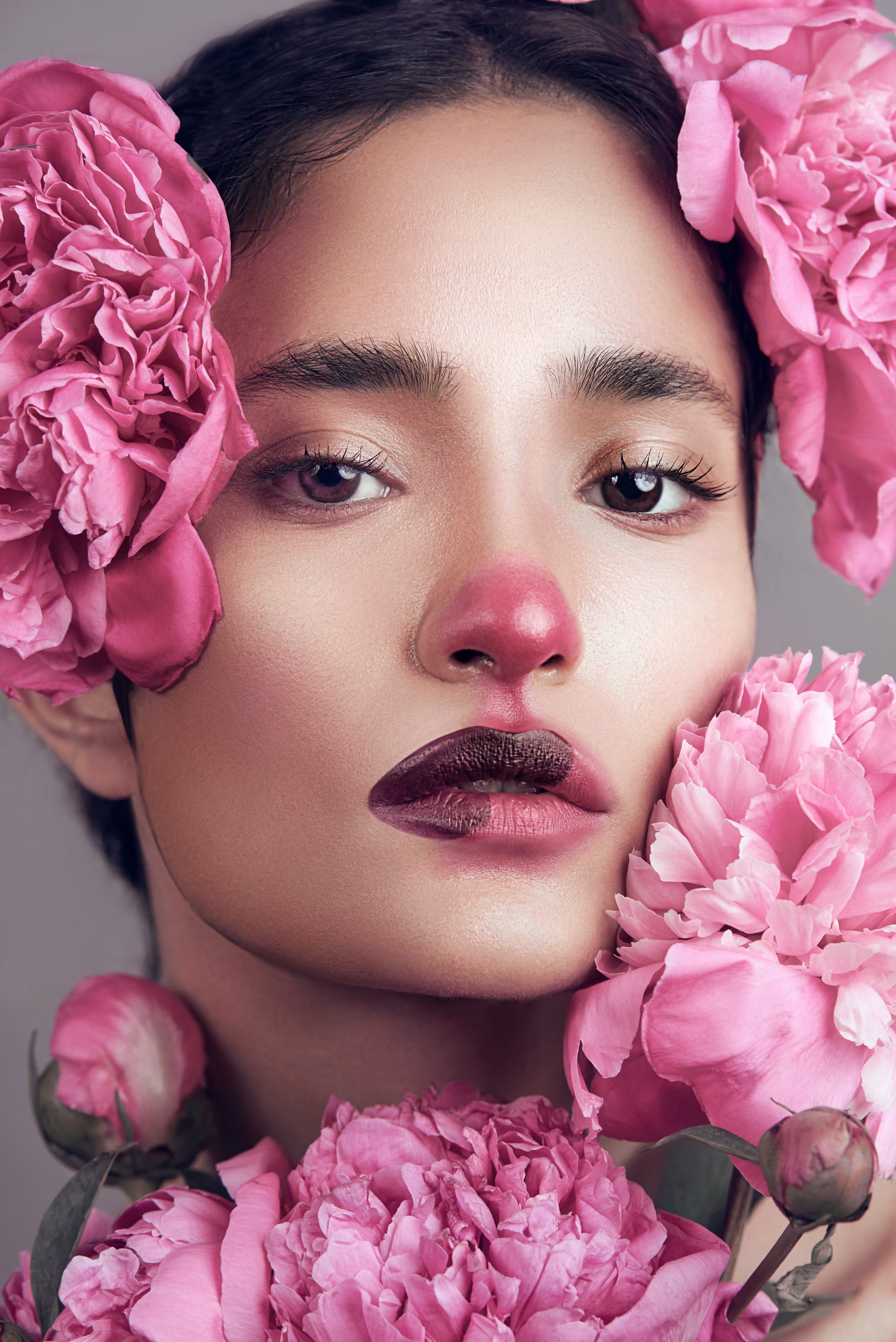 Une Belle Fille avec des Fleurs Roses
