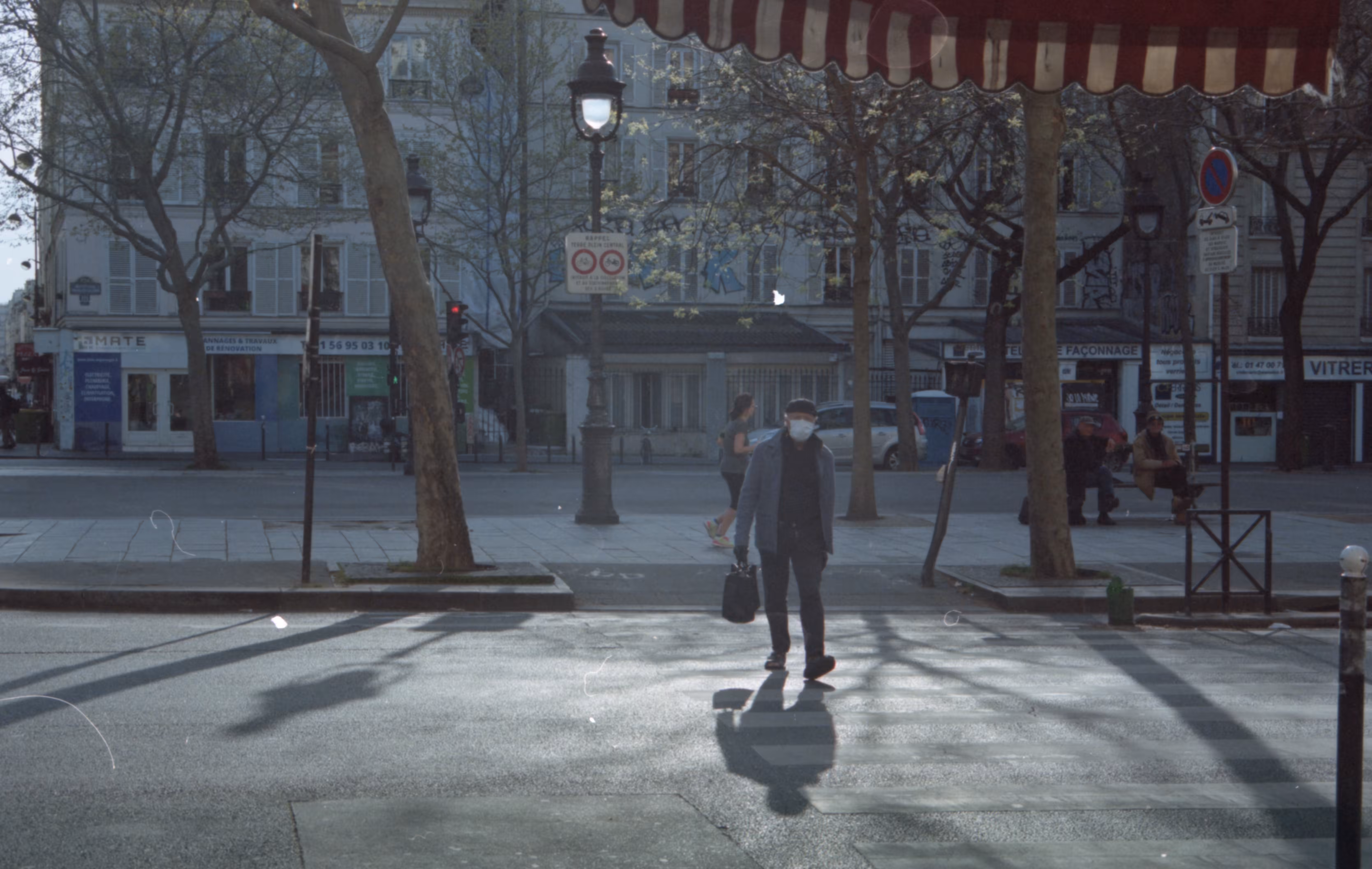 Paris Film Photography: homme traversant la rue