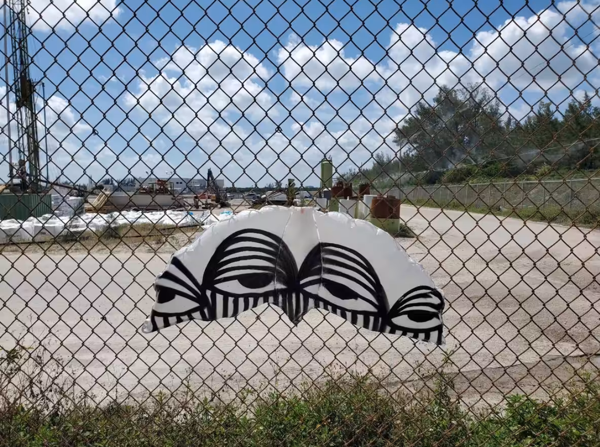 835