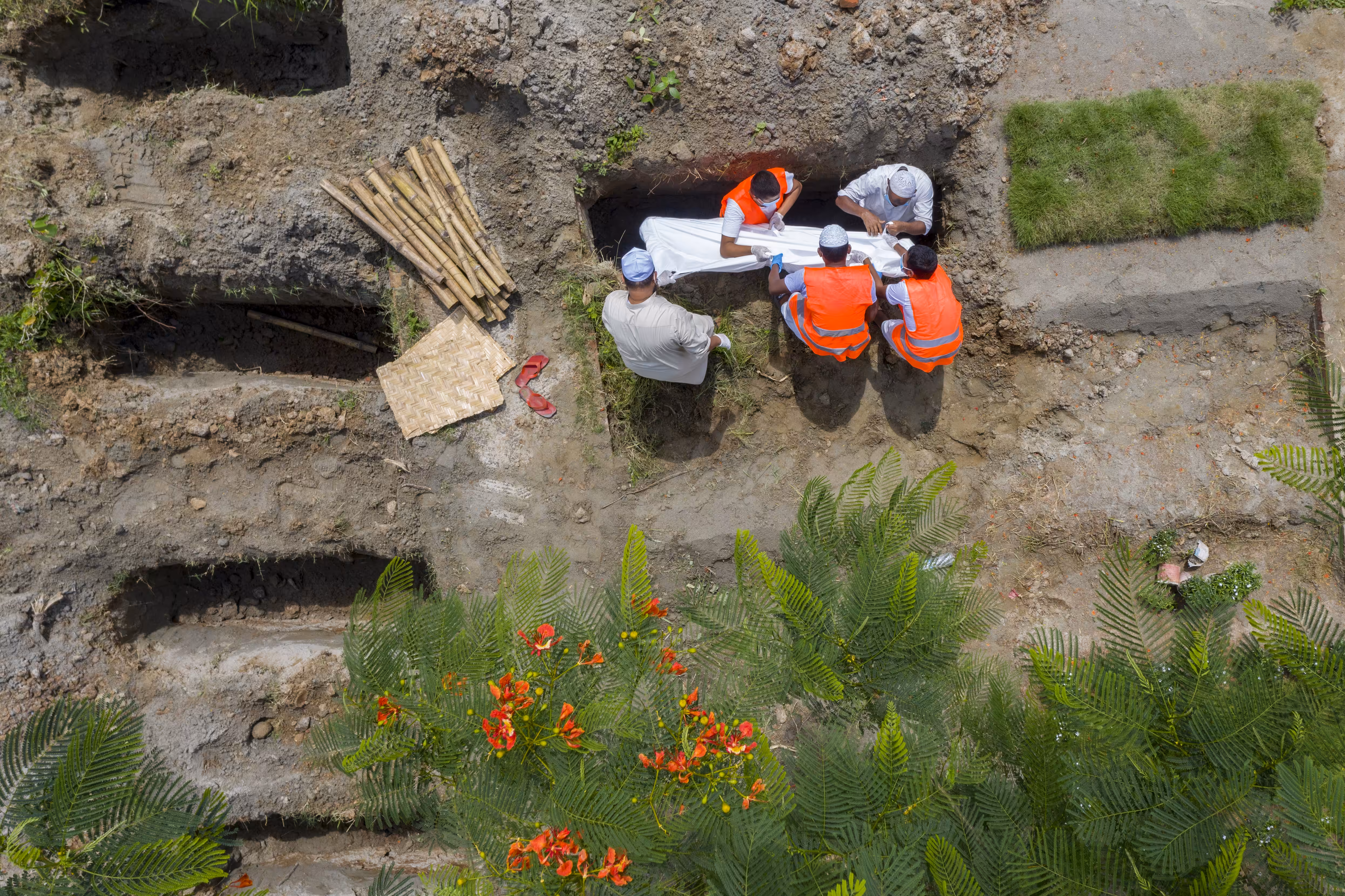 Volunteers conduct funeral of Covid-19 victims #14