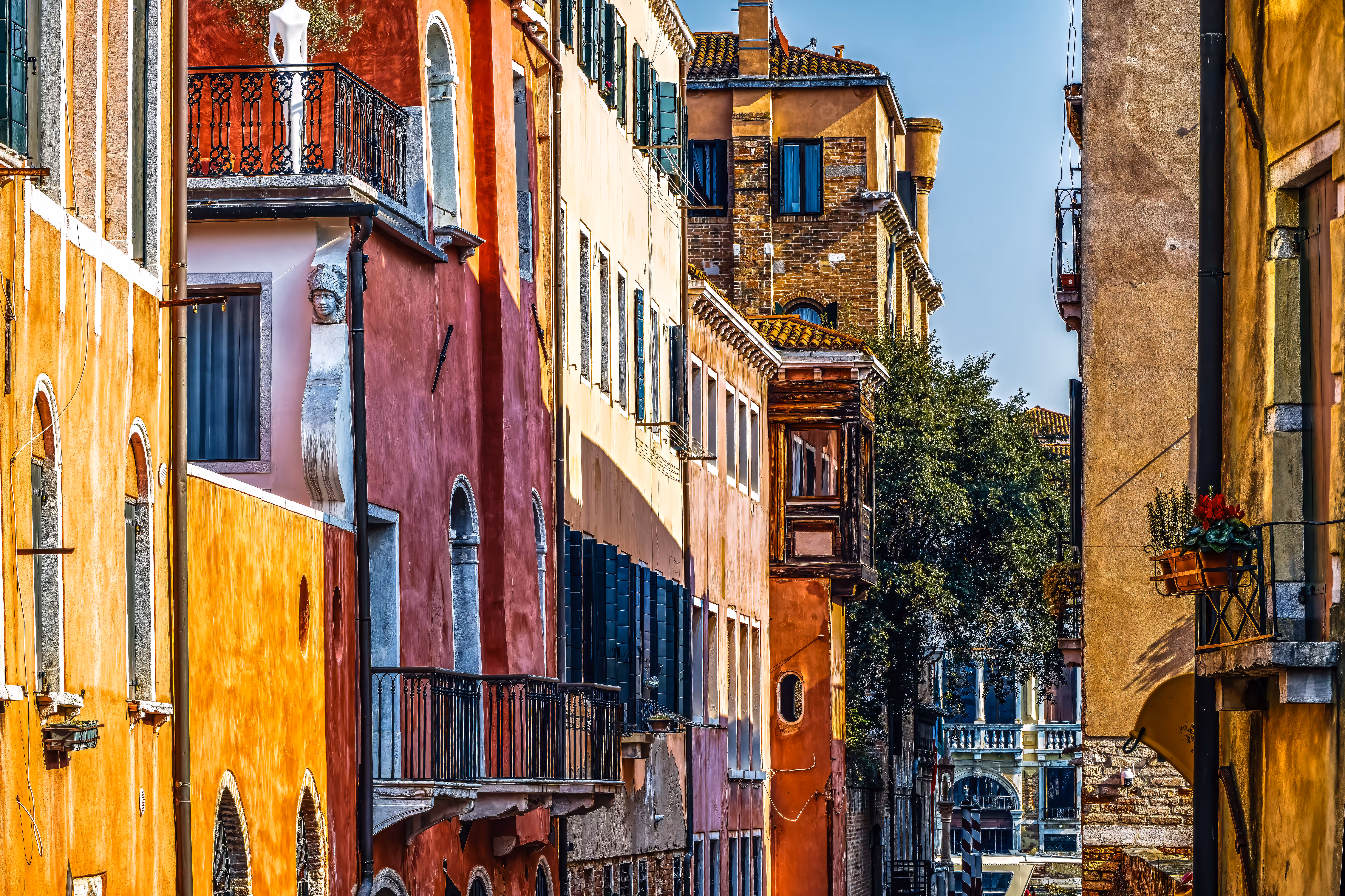 The Light I Found – Fine Art Photography: Chromatic Alleys of Venice – Cityscape