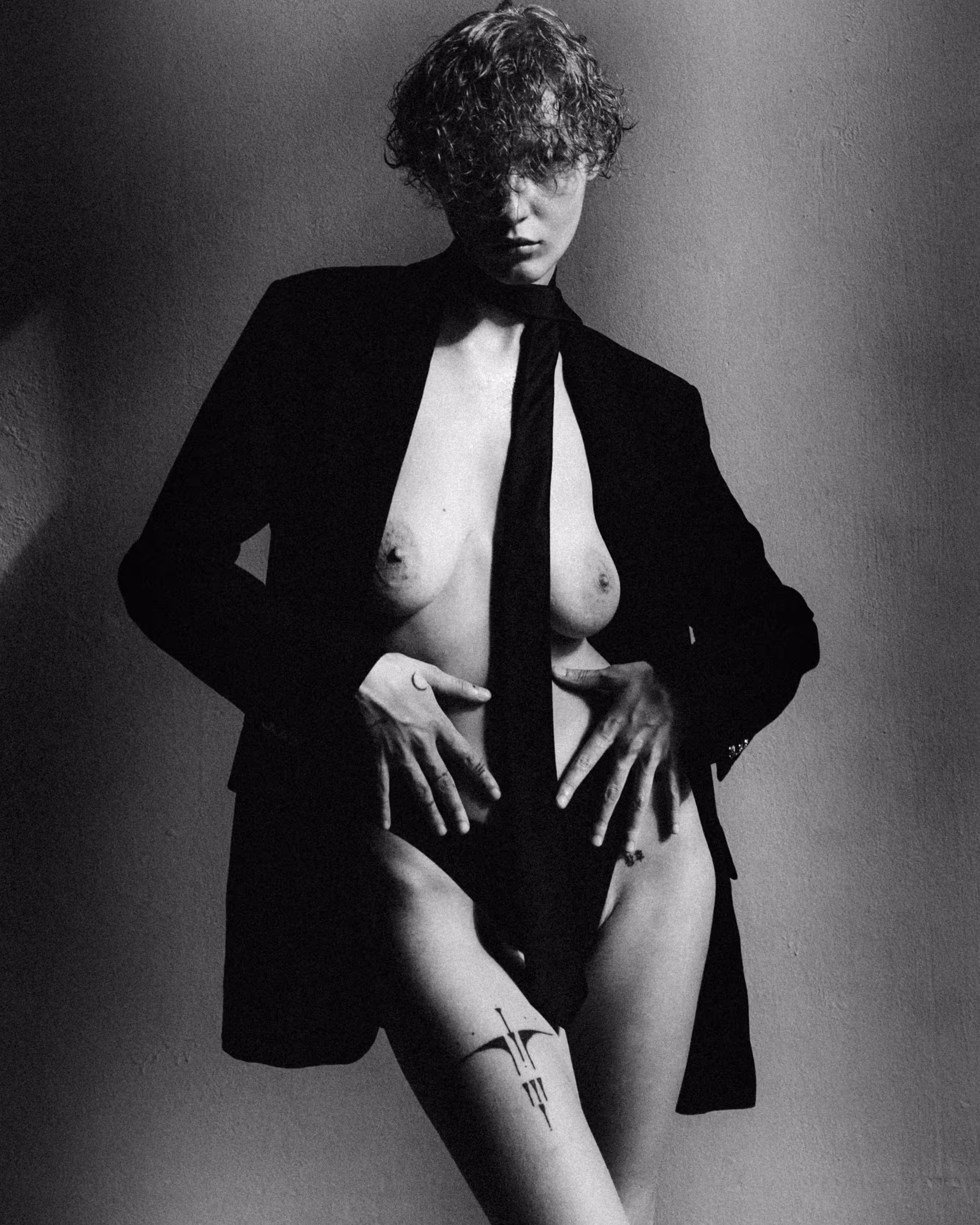 Monochrome awakening : Kiss of silk