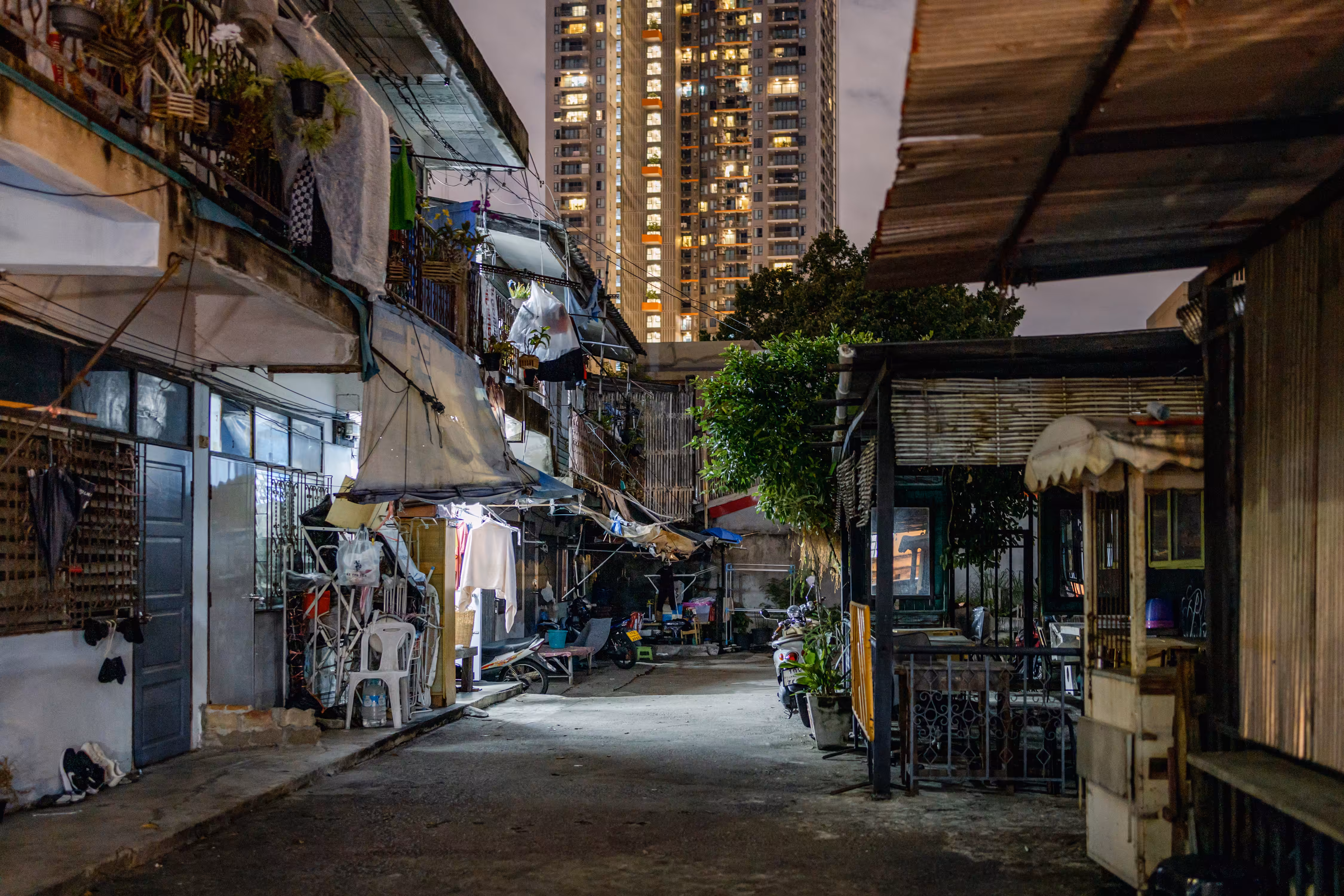 Dichotomy of dusk – skyscraper concrete and the wooden dwelling