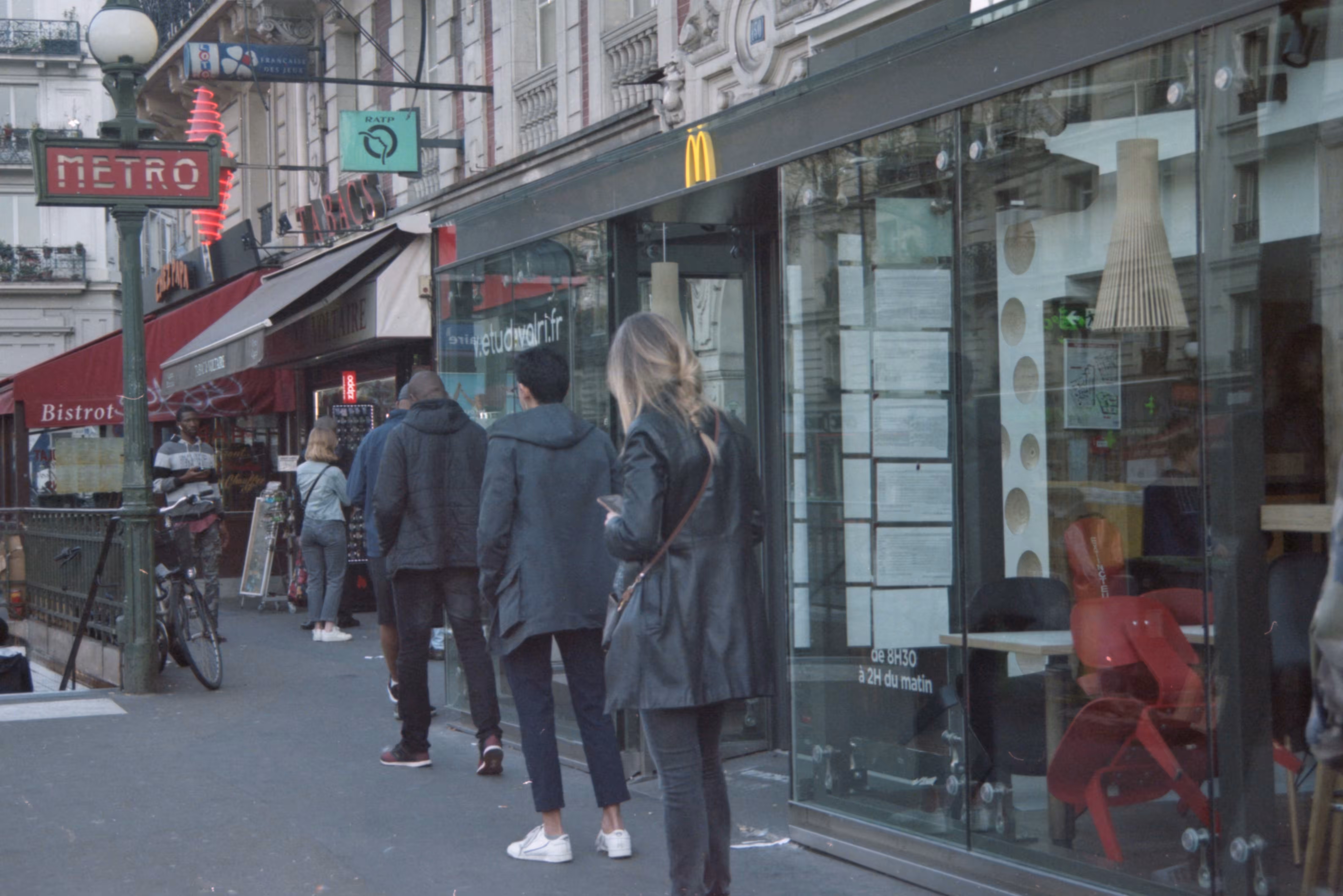 Paris Film Photography: file d'attente au tabac