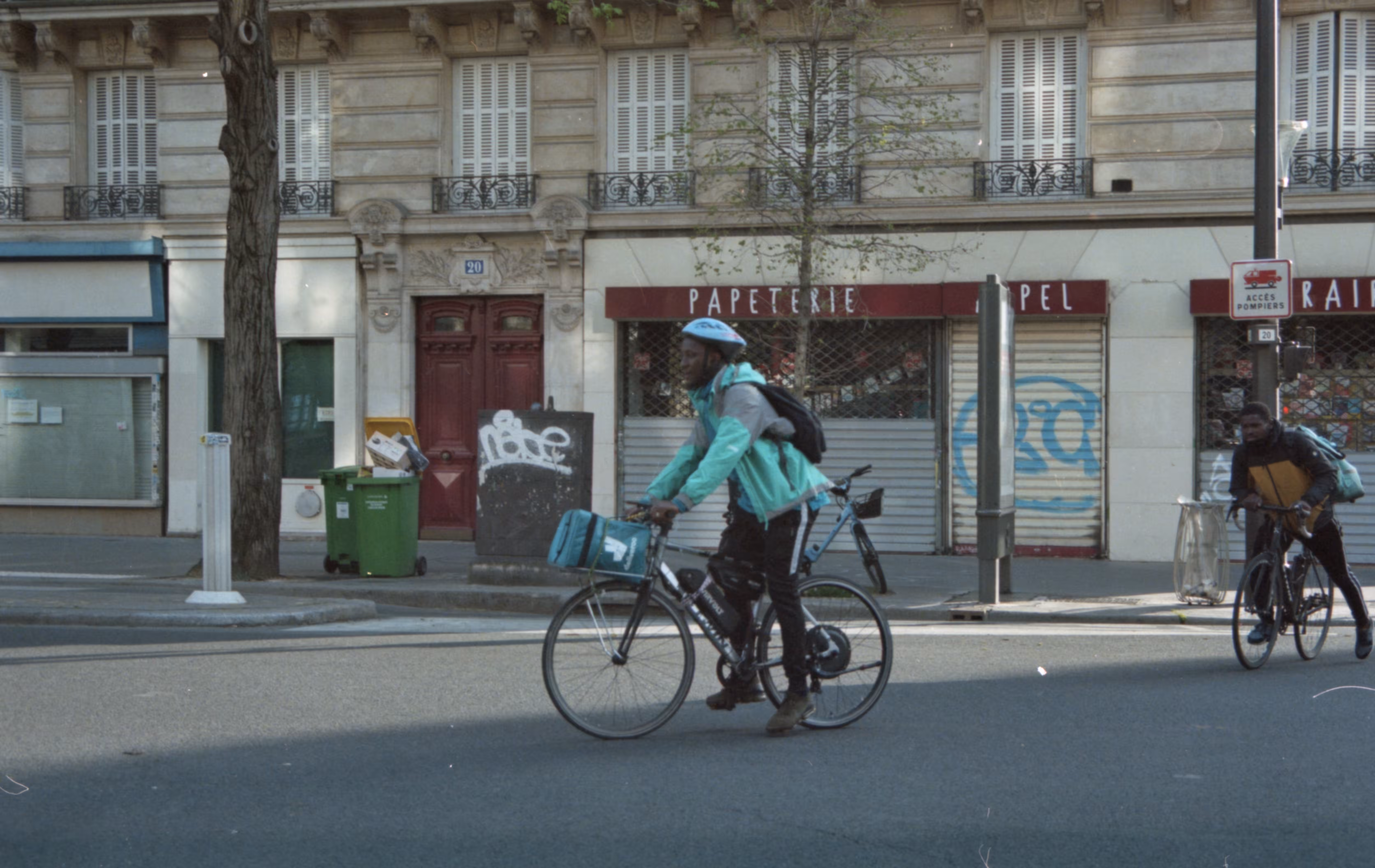 Paris Film Photography: livreur sur vélo