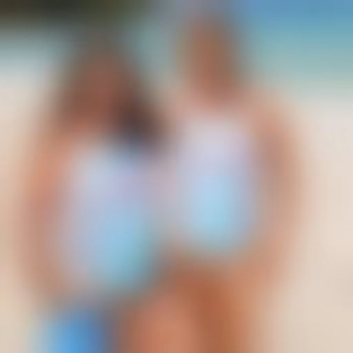 Luluxxx et Albertine en maillot de bain