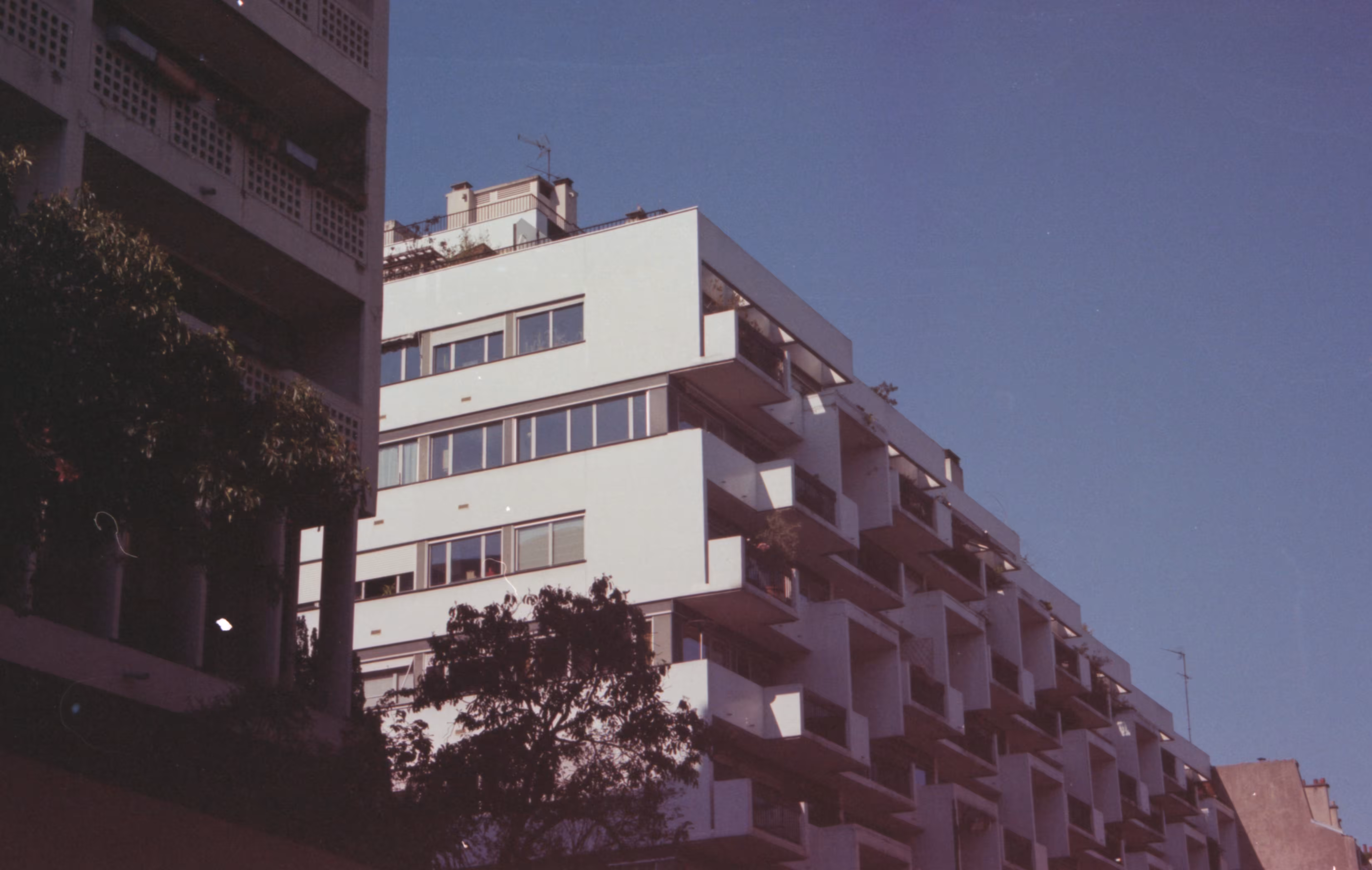 Paris Film Photography: bâtiment et ciel bleu