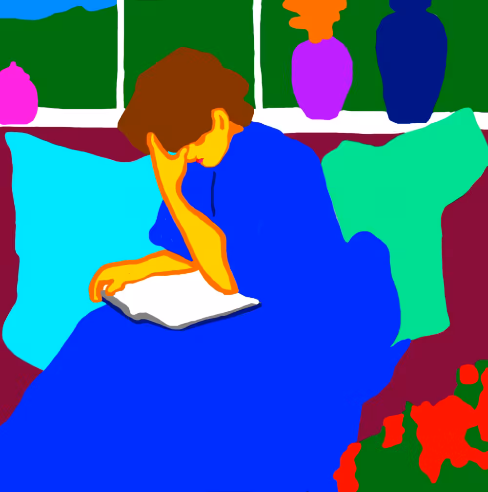Elle lit dans son sofa