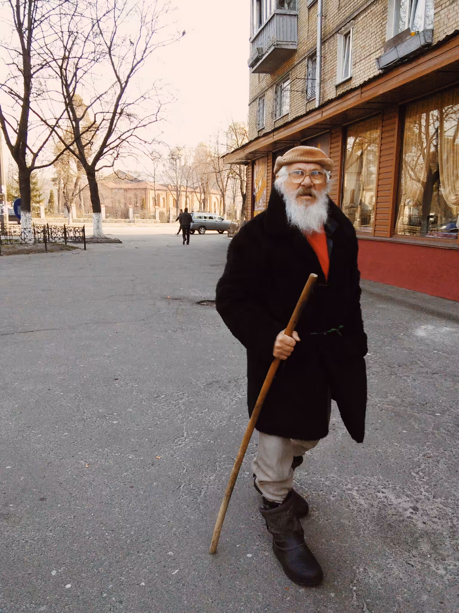The man, that is passing by. 小人 002