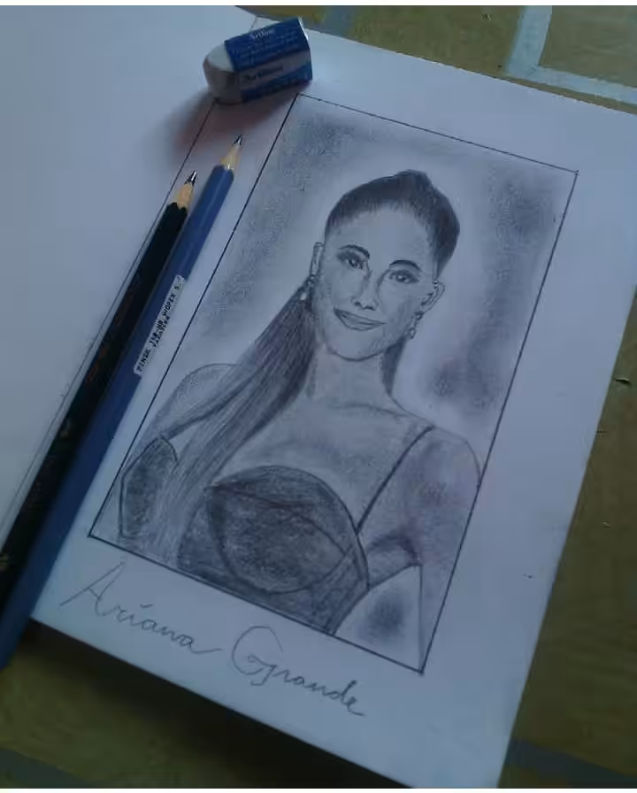 Senyum Kebahagiaan Ariana Grande