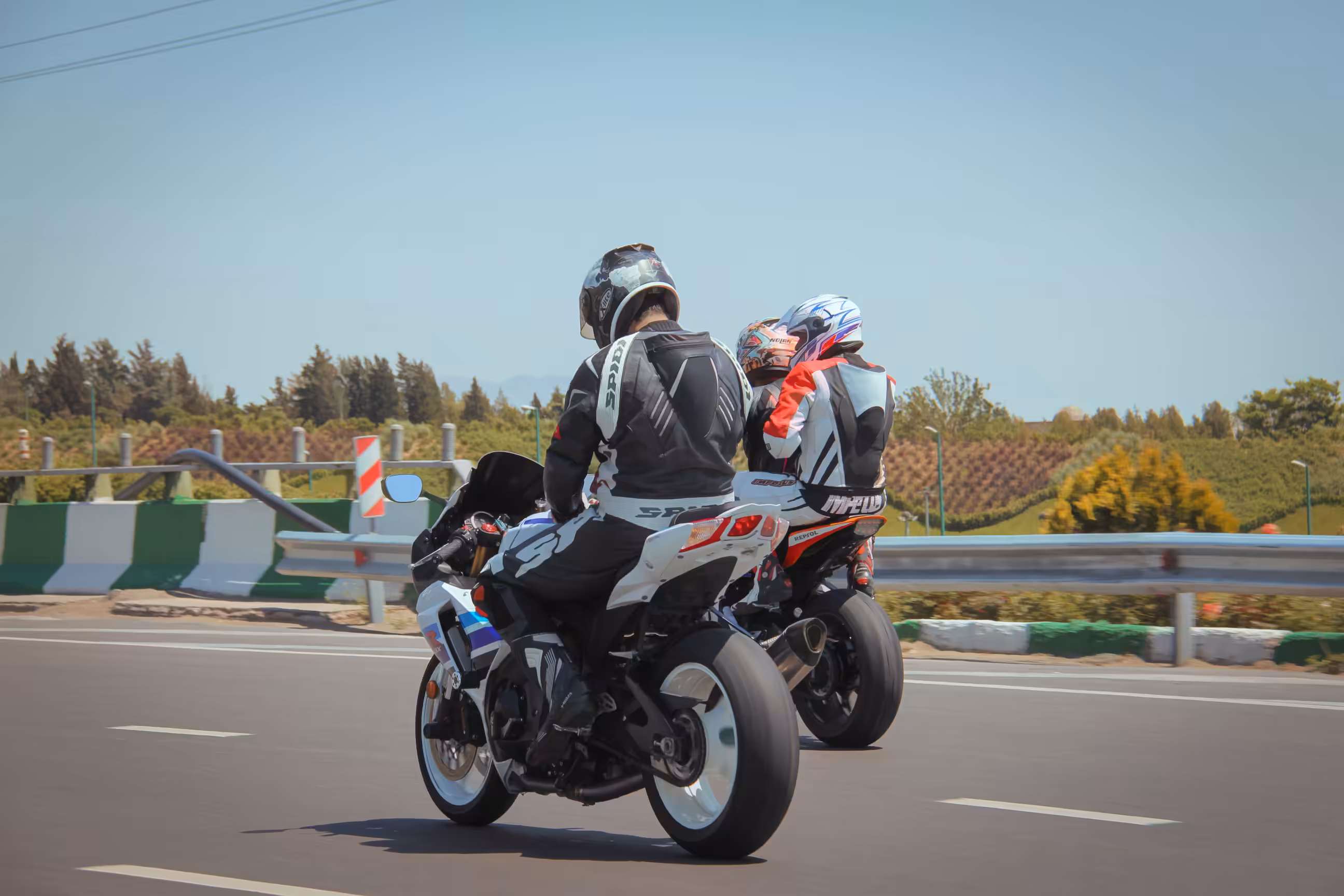 PeoplE: Three Riders, One Rhythm