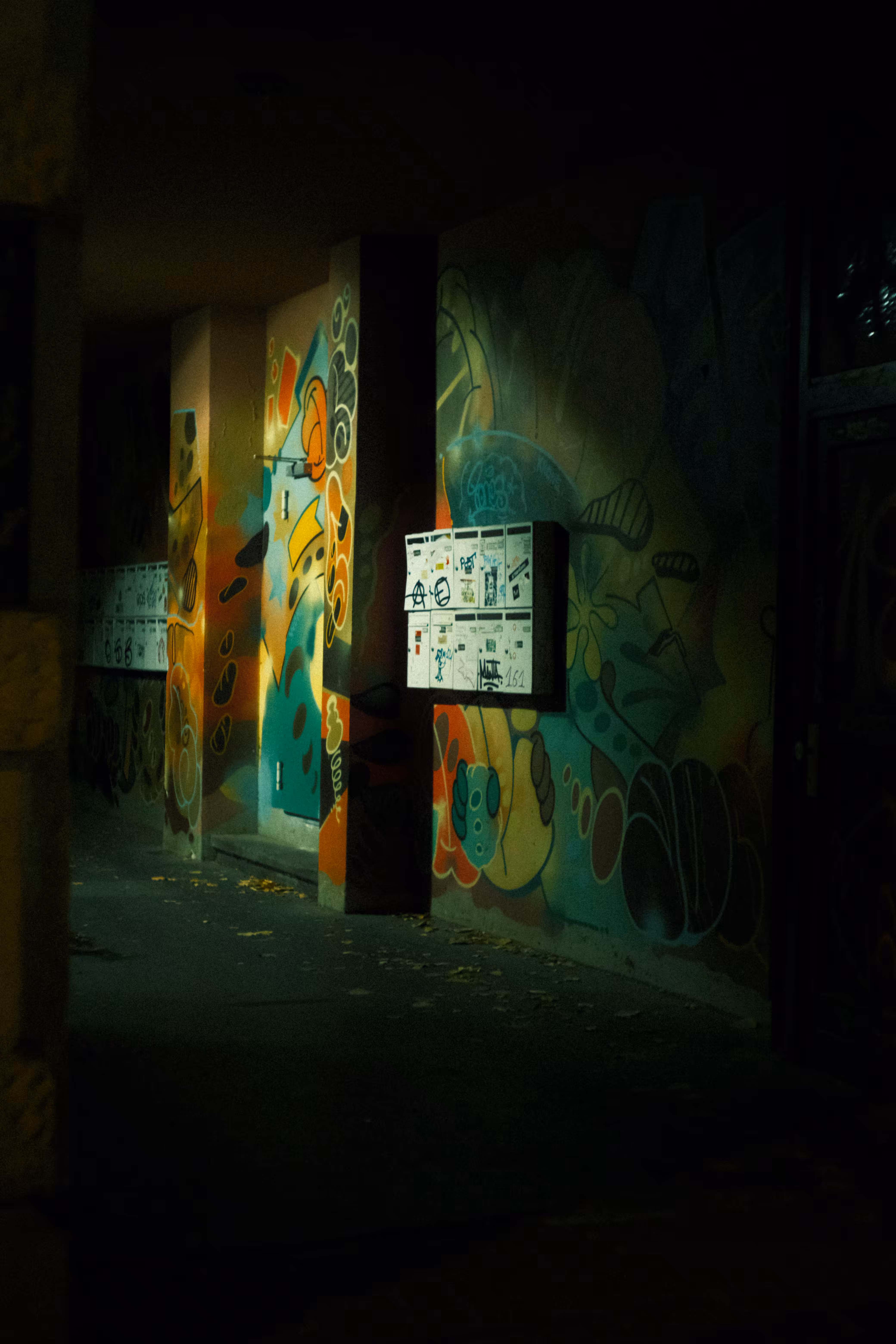 Colours and dark corners.