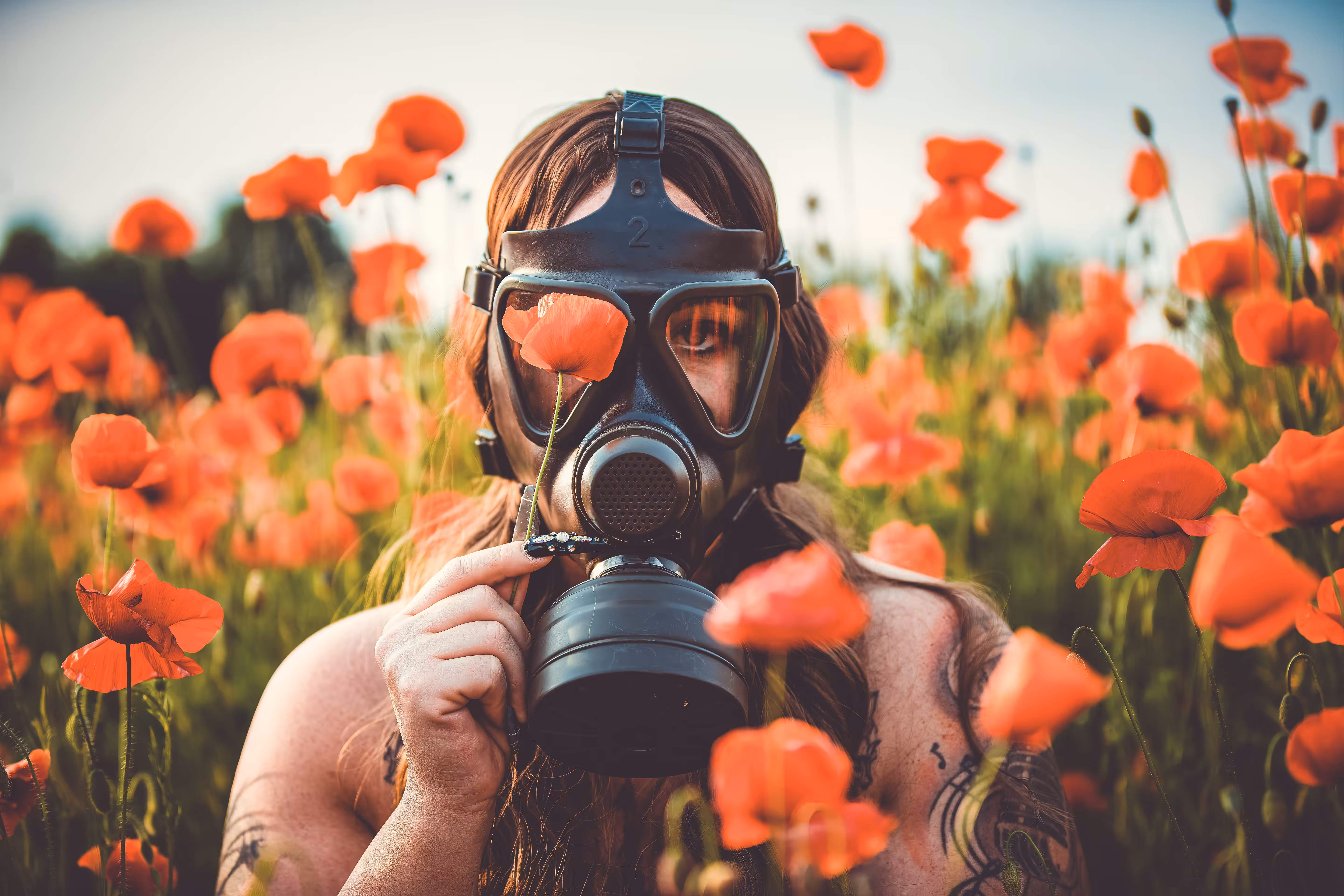 Poppy field- Woman with the gas mask 01