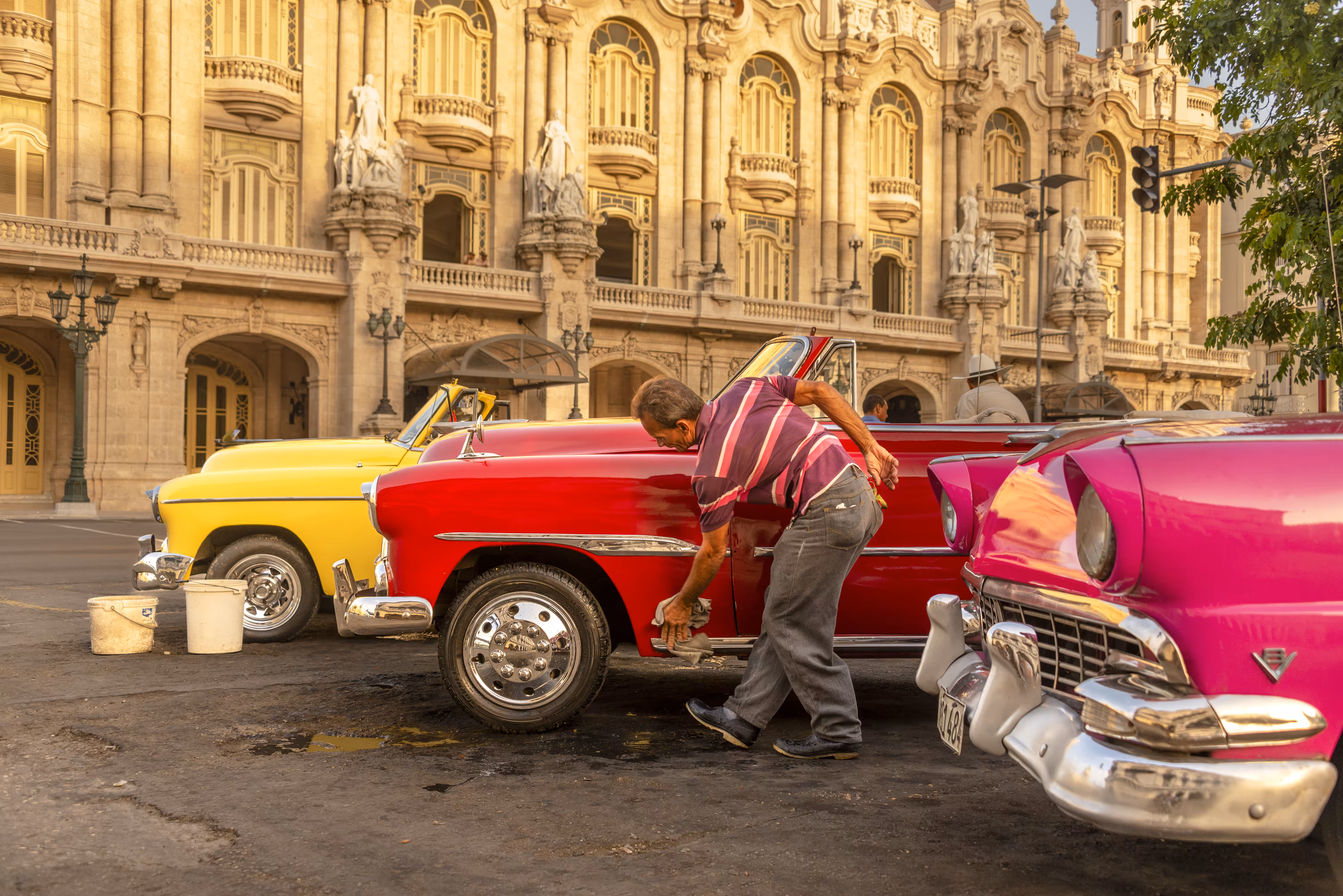 Colores de Cuba: Washing Vintage Cars