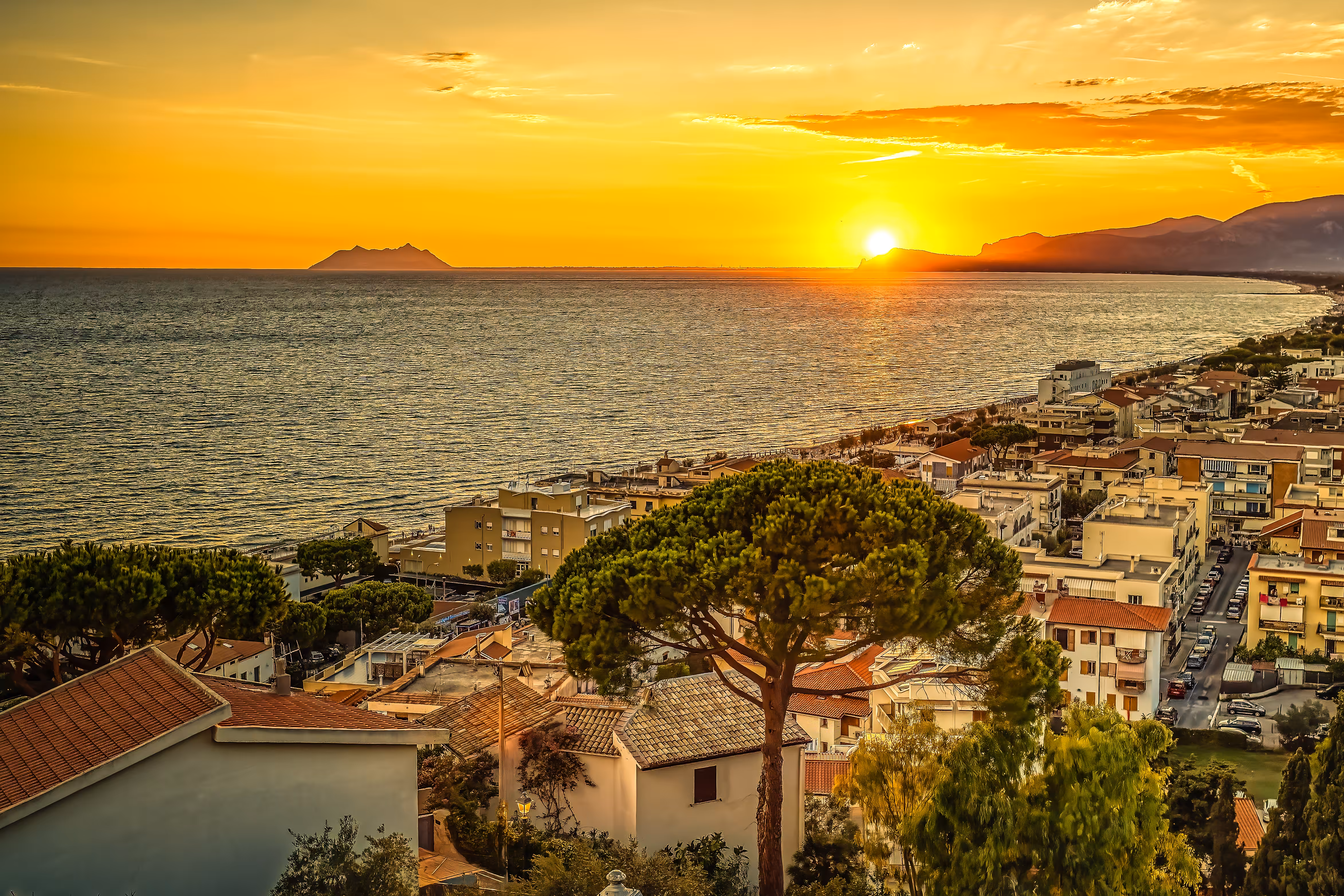 Sunsets and Sunrises: Sperlonga Sunset Horizon – Golden Light over the Tyrrhenian Coast