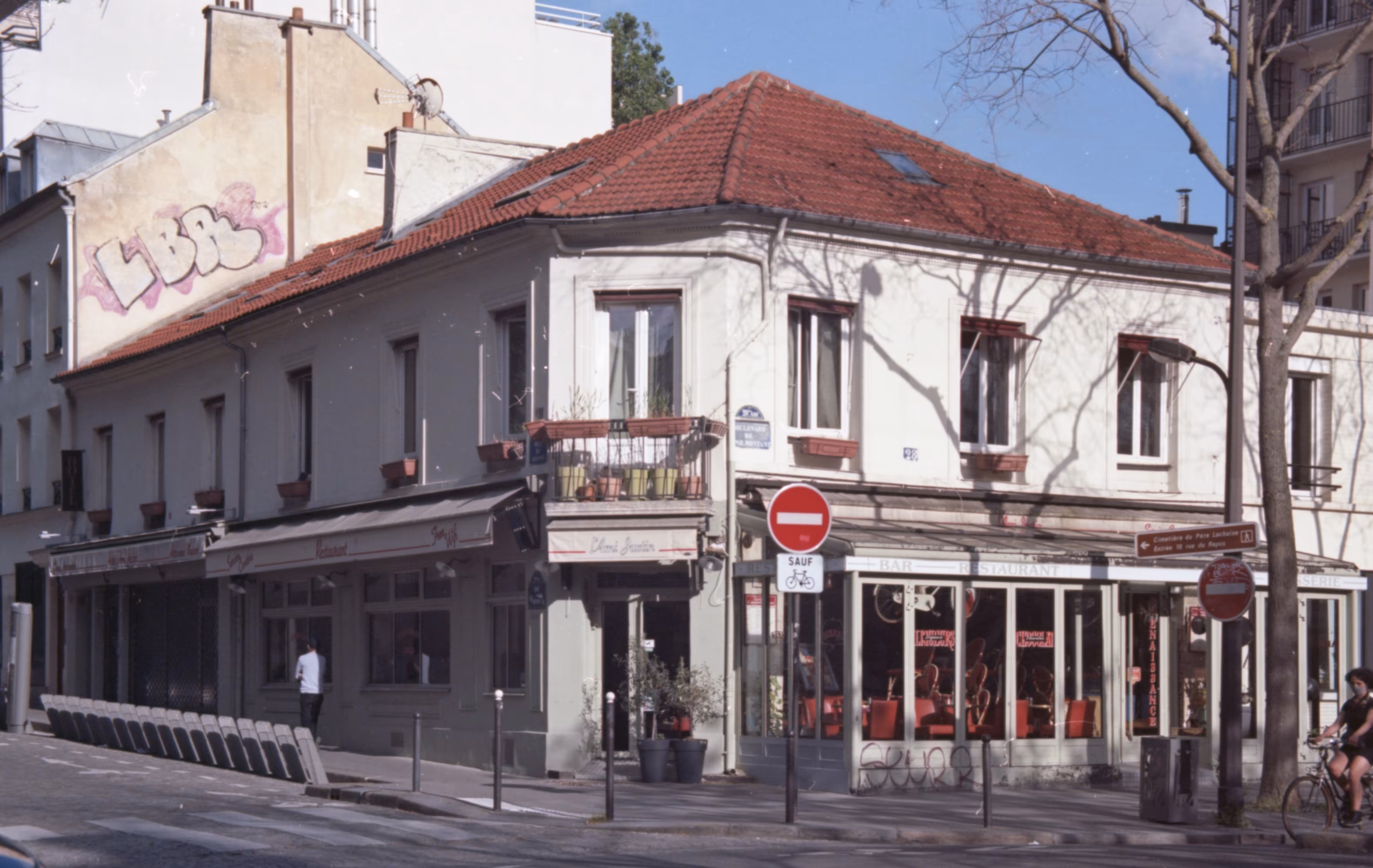 Paris Film Photography: café près de père lachaise