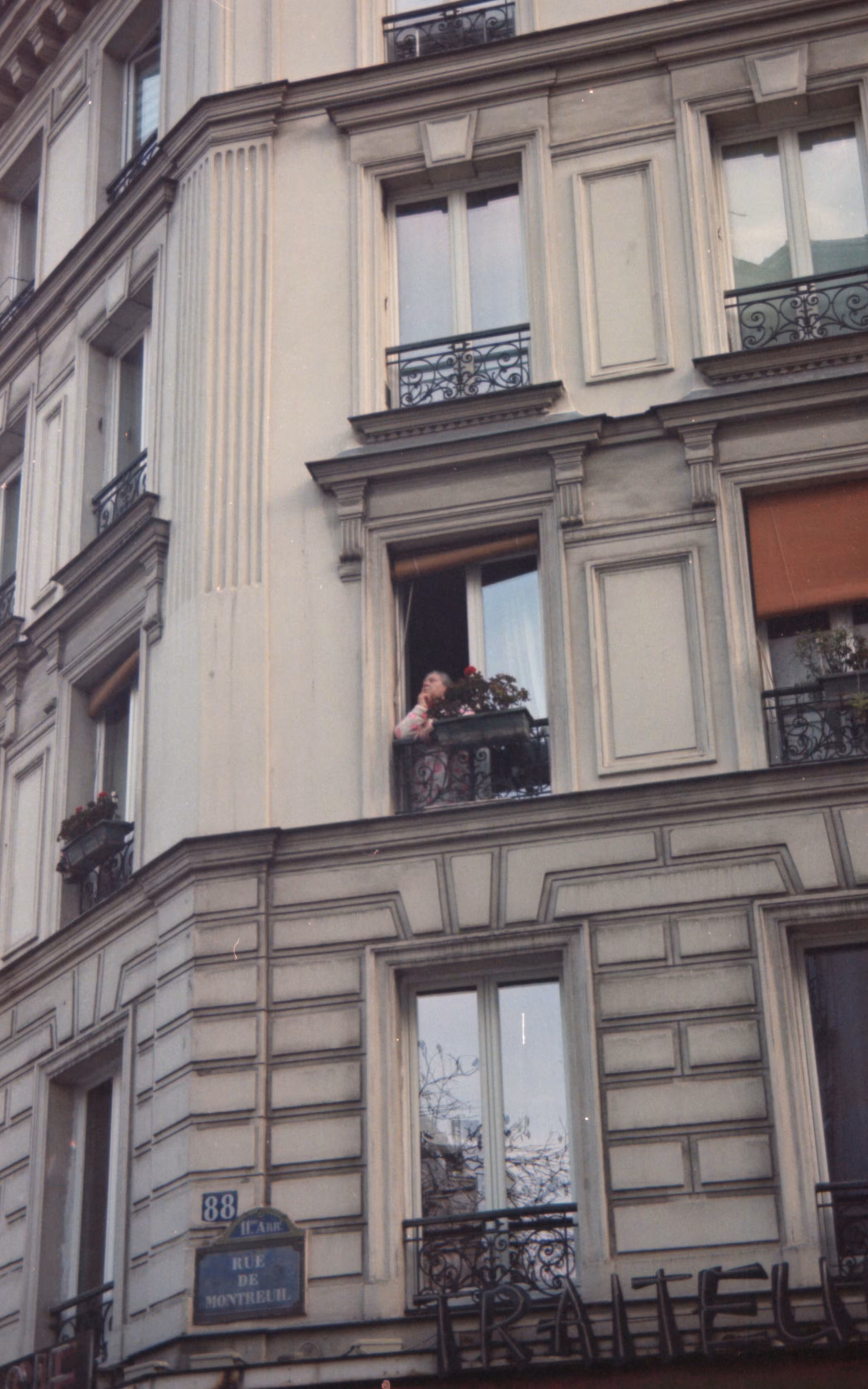 femme à la fenêtre