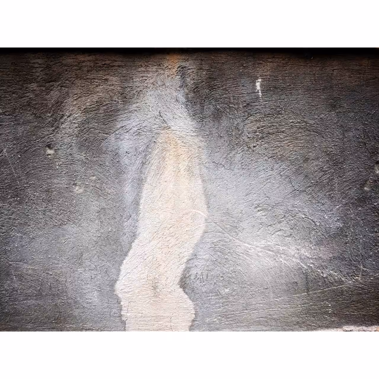  Snake shape on the wall