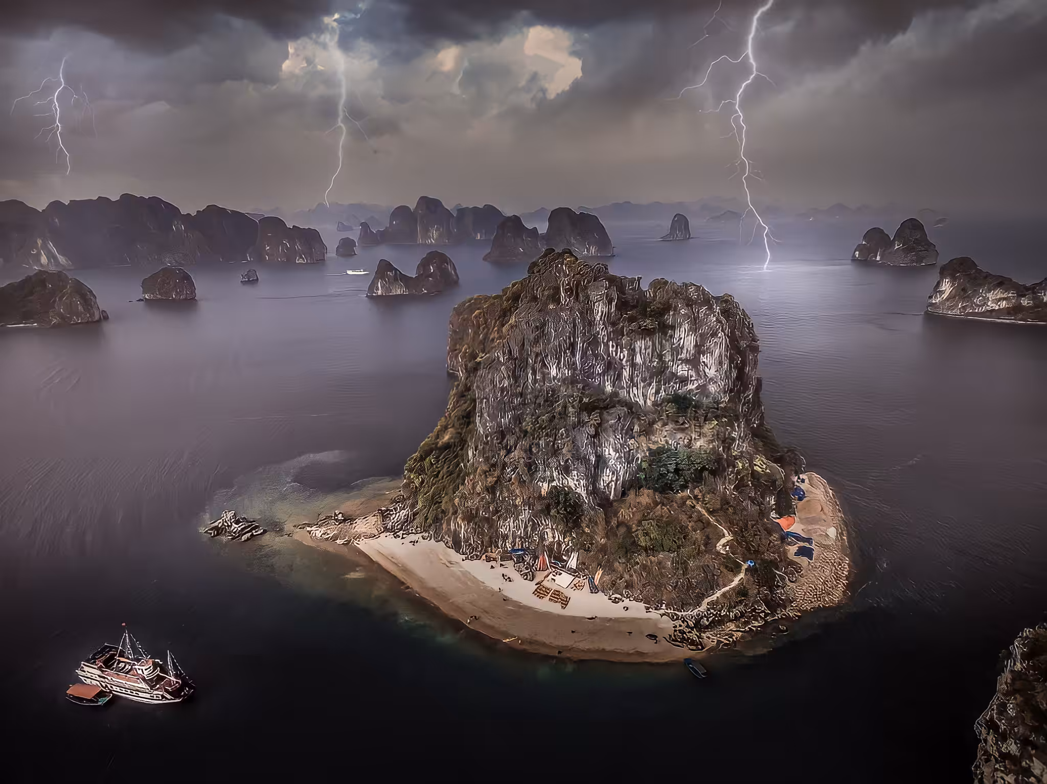 Bai Tu Long Bay