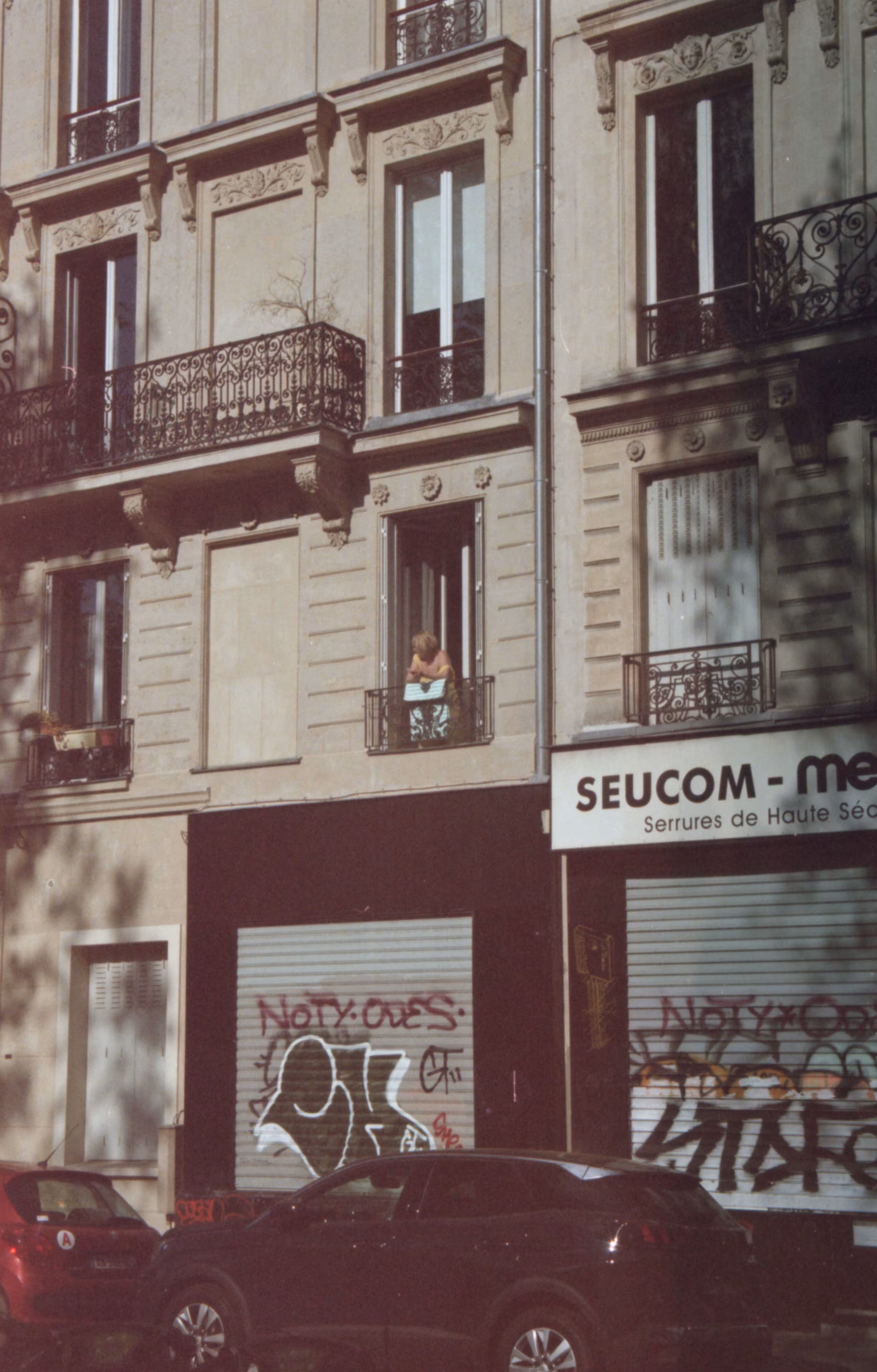 Paris Film Photography: femme à la fenêtre (2)