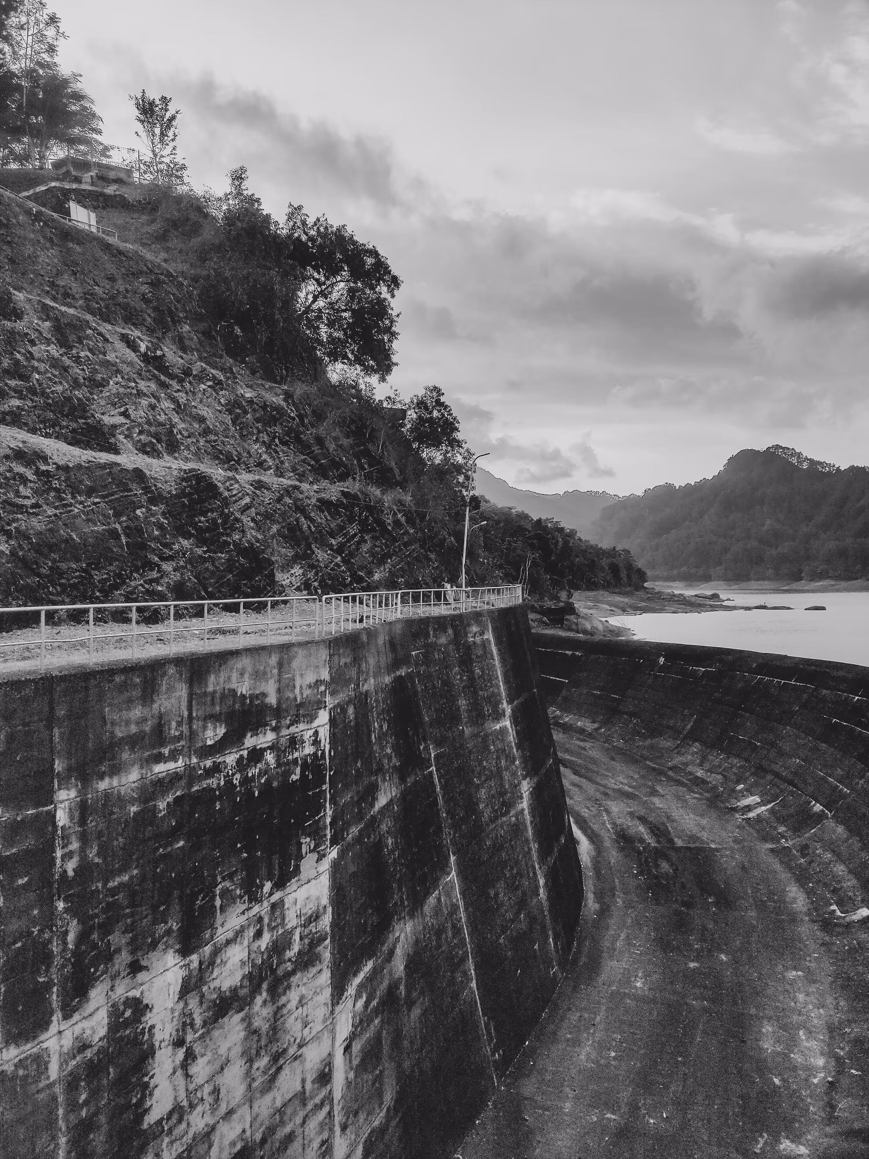 dam strong wall