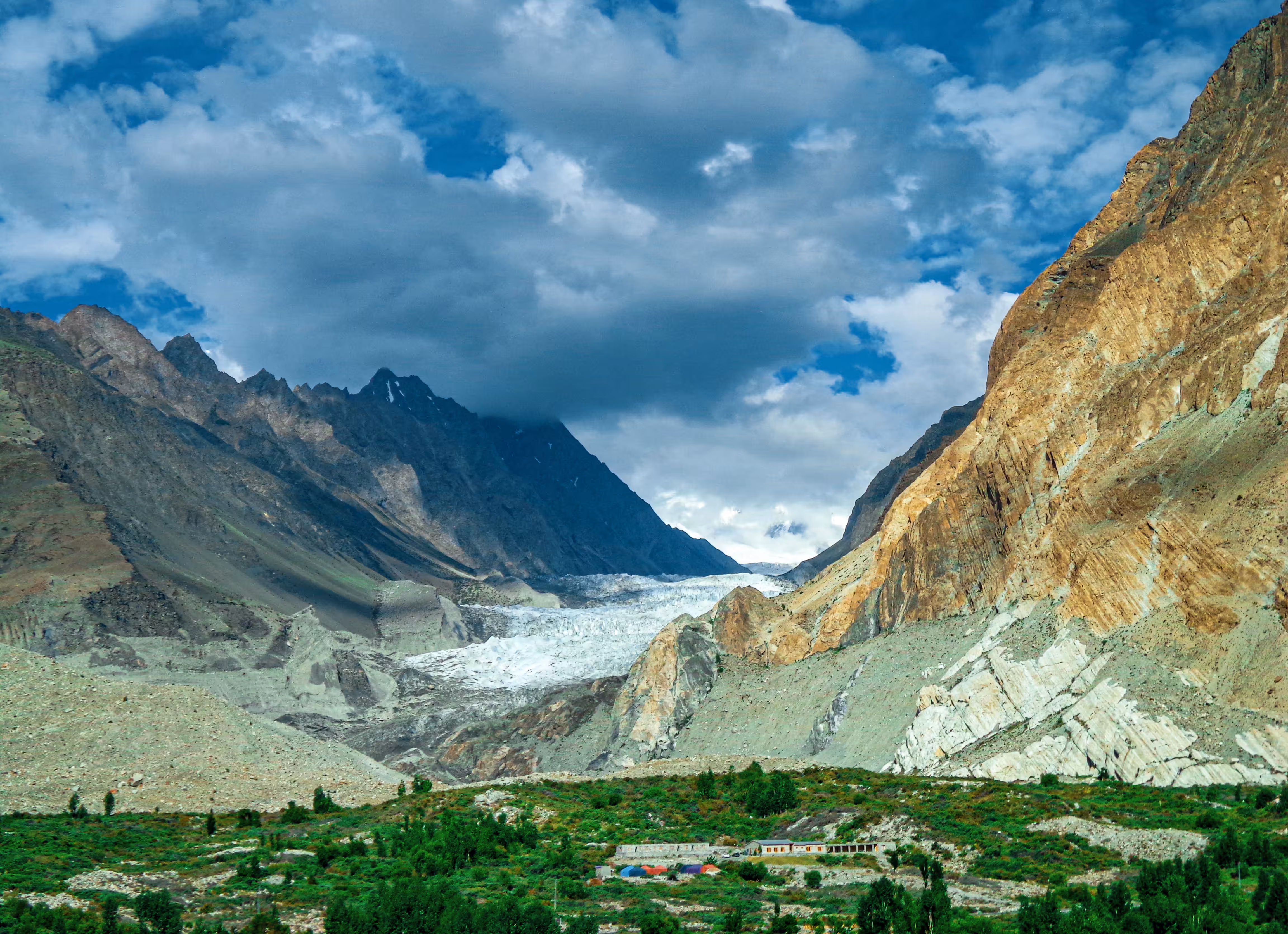 Hunza Valley Pakistan. 🌳🏔️☁️❤️ 