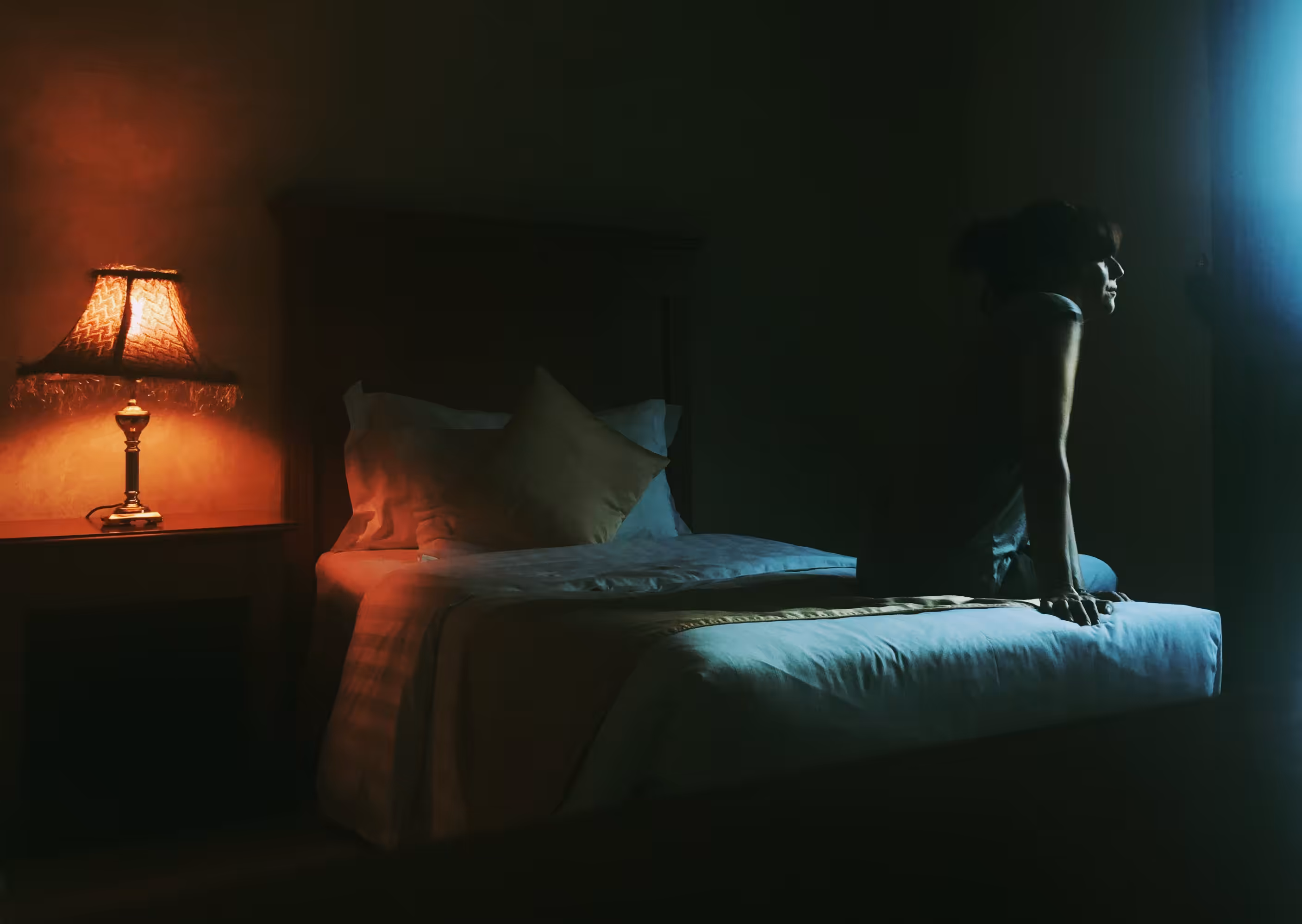 The girl that was bored in a hotel room