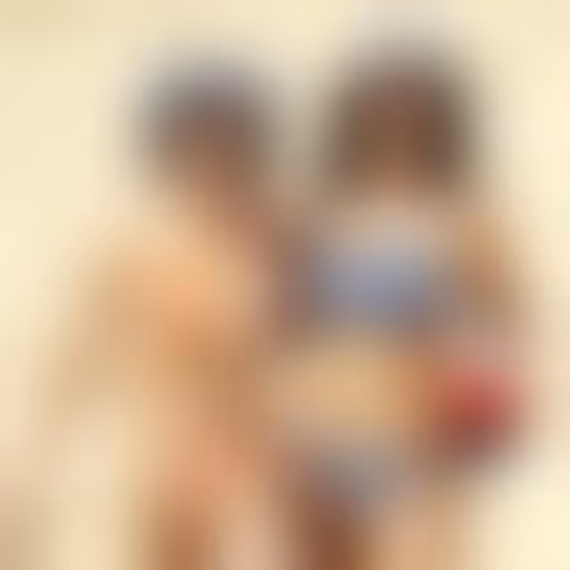 Judith et Nina en maillot de bain