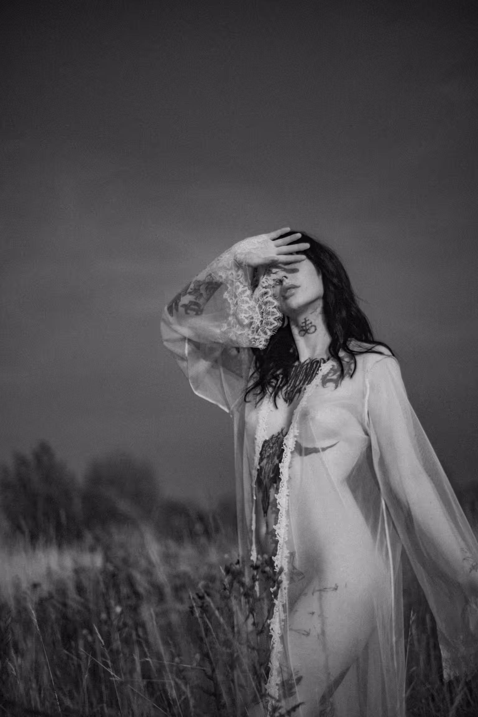 On field noir women 