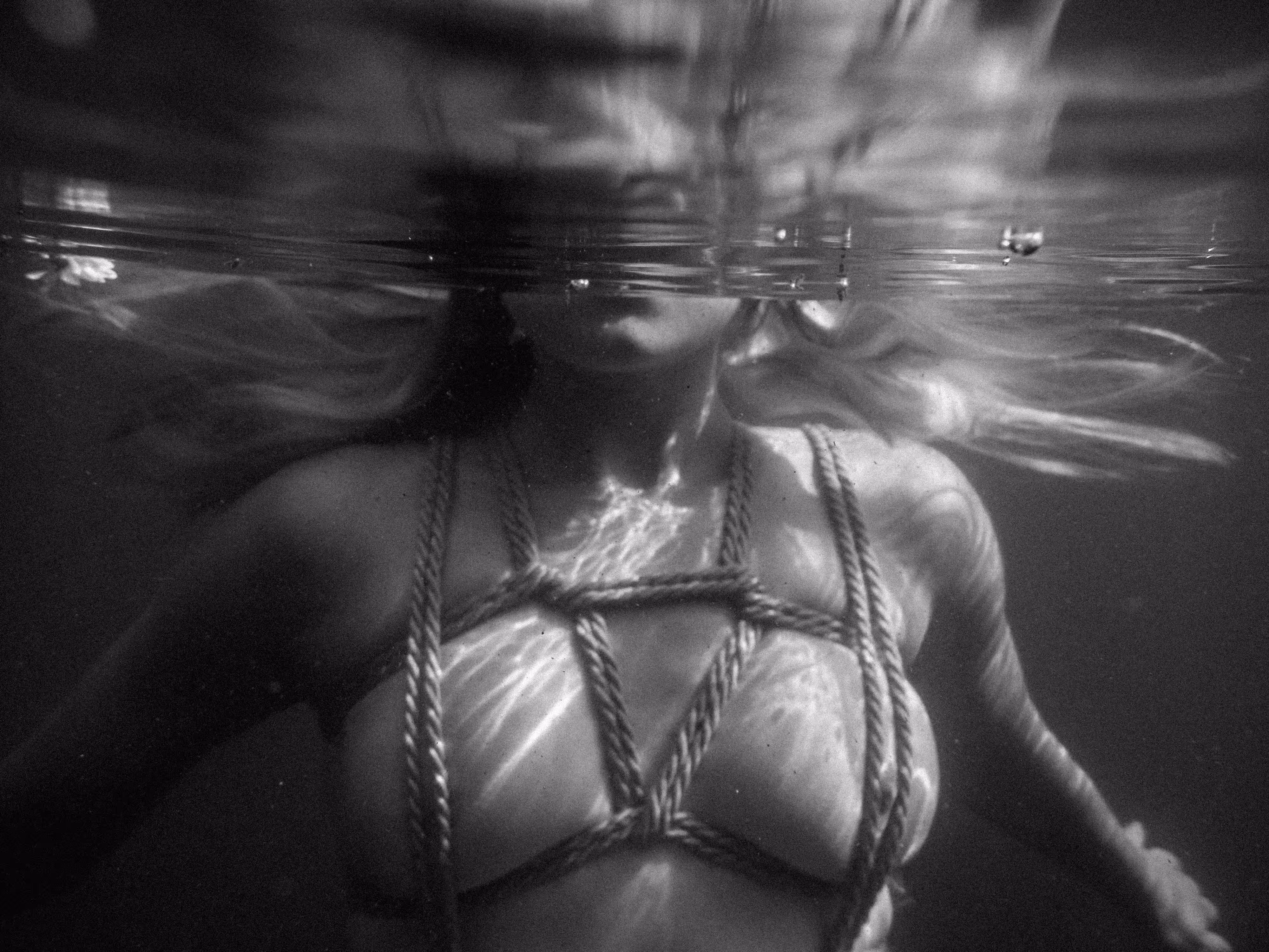 Noir underwater Shibari 