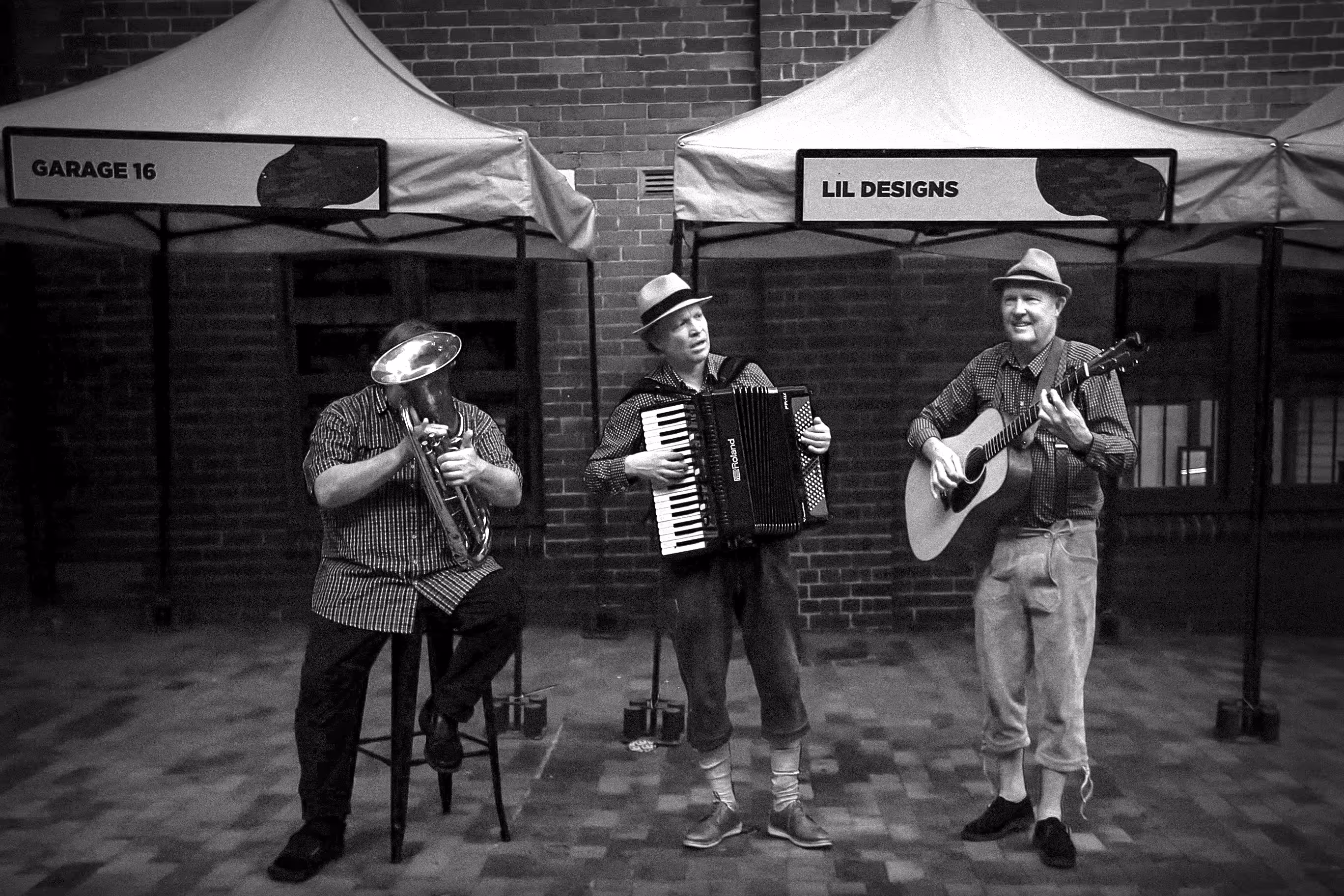 B&W Photography: ็Happy music.
