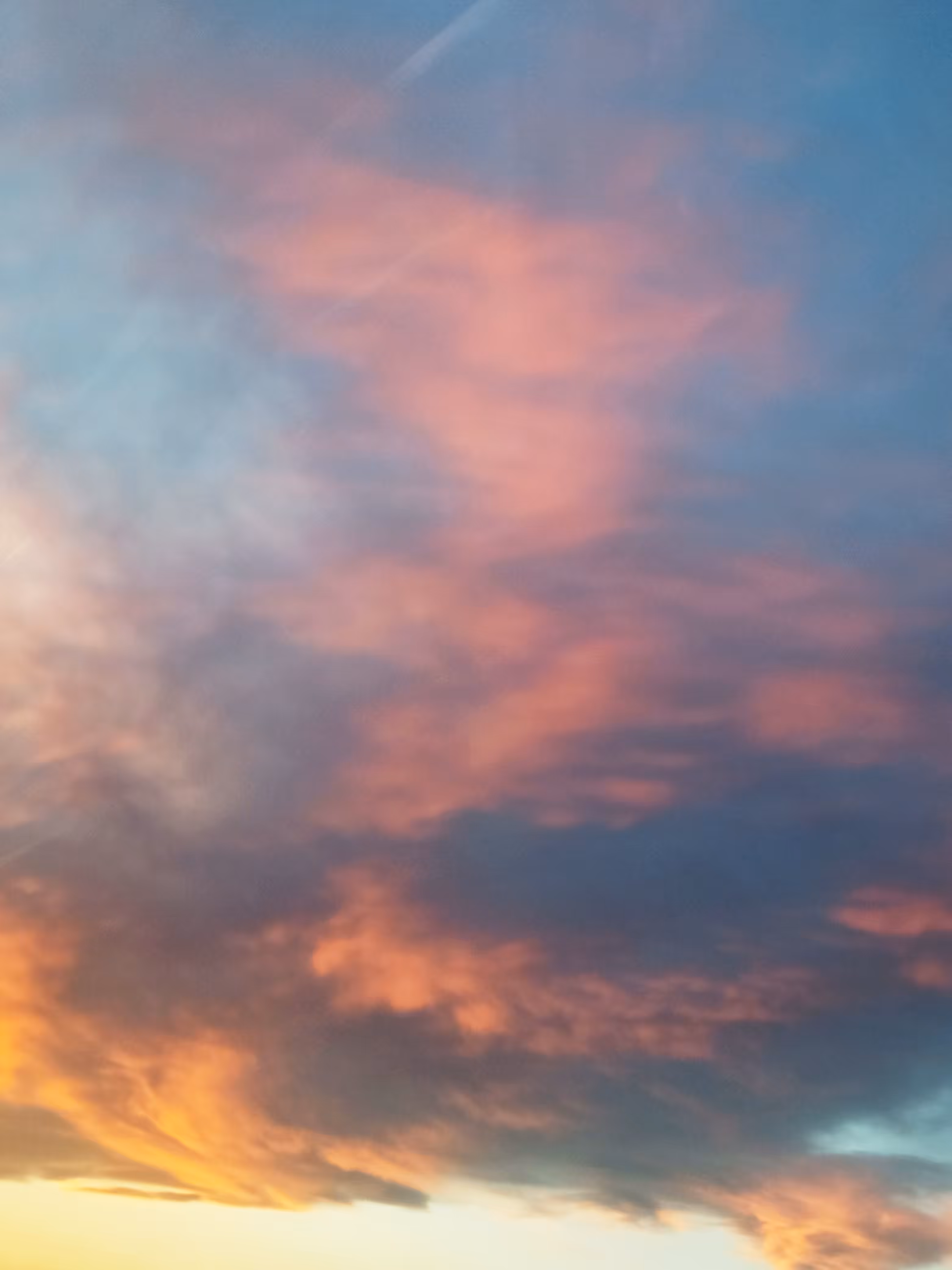 The sky and clouds of the evening of the 13th day