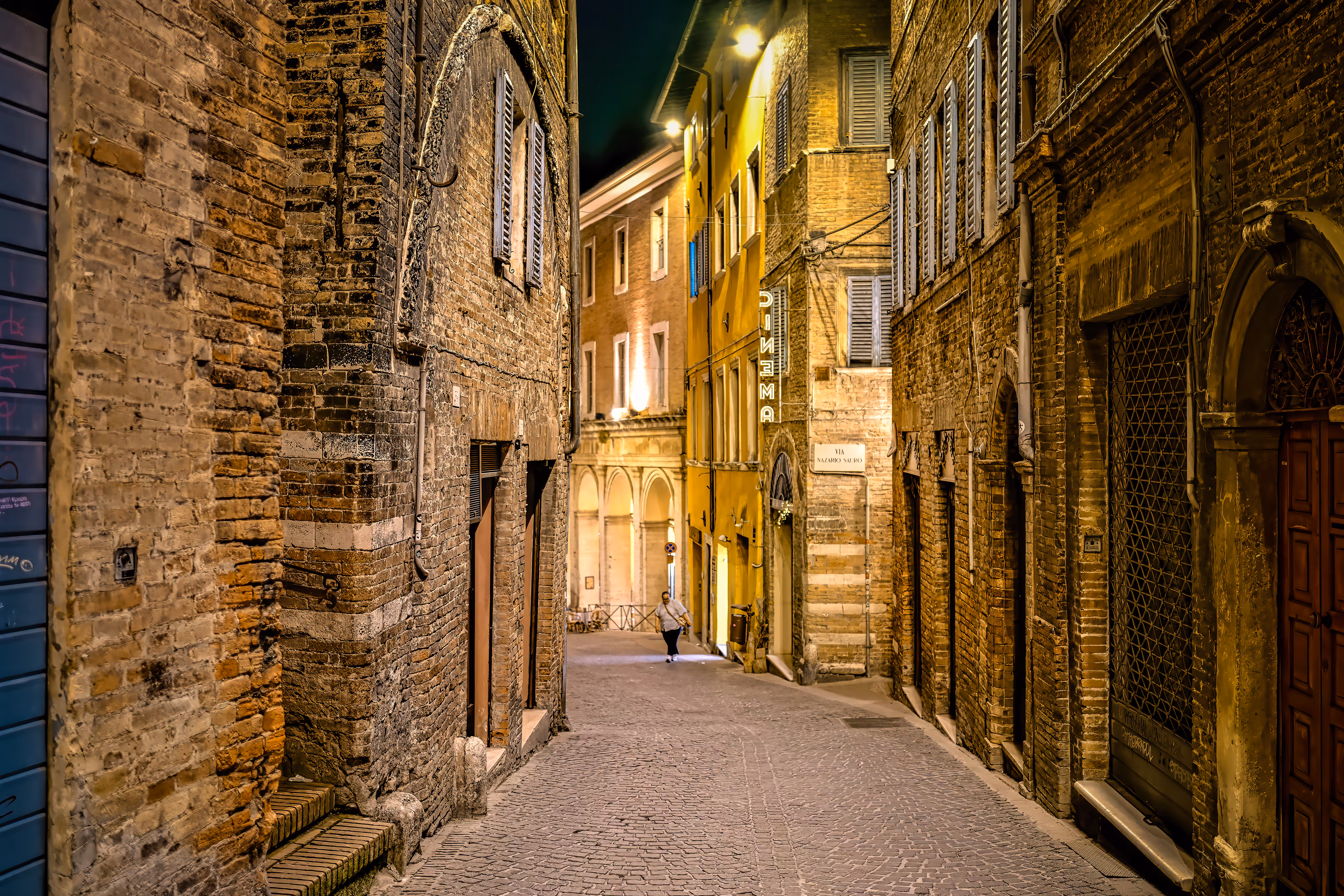 Photography for Advertising, Branding & Editorial: Urbino by Night – Narrow Street with Lights and Shadows