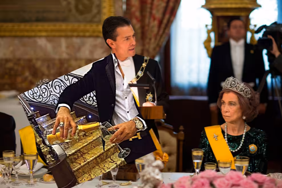 COLLAGE #02 - Peña Nieto Antrax y su majestad