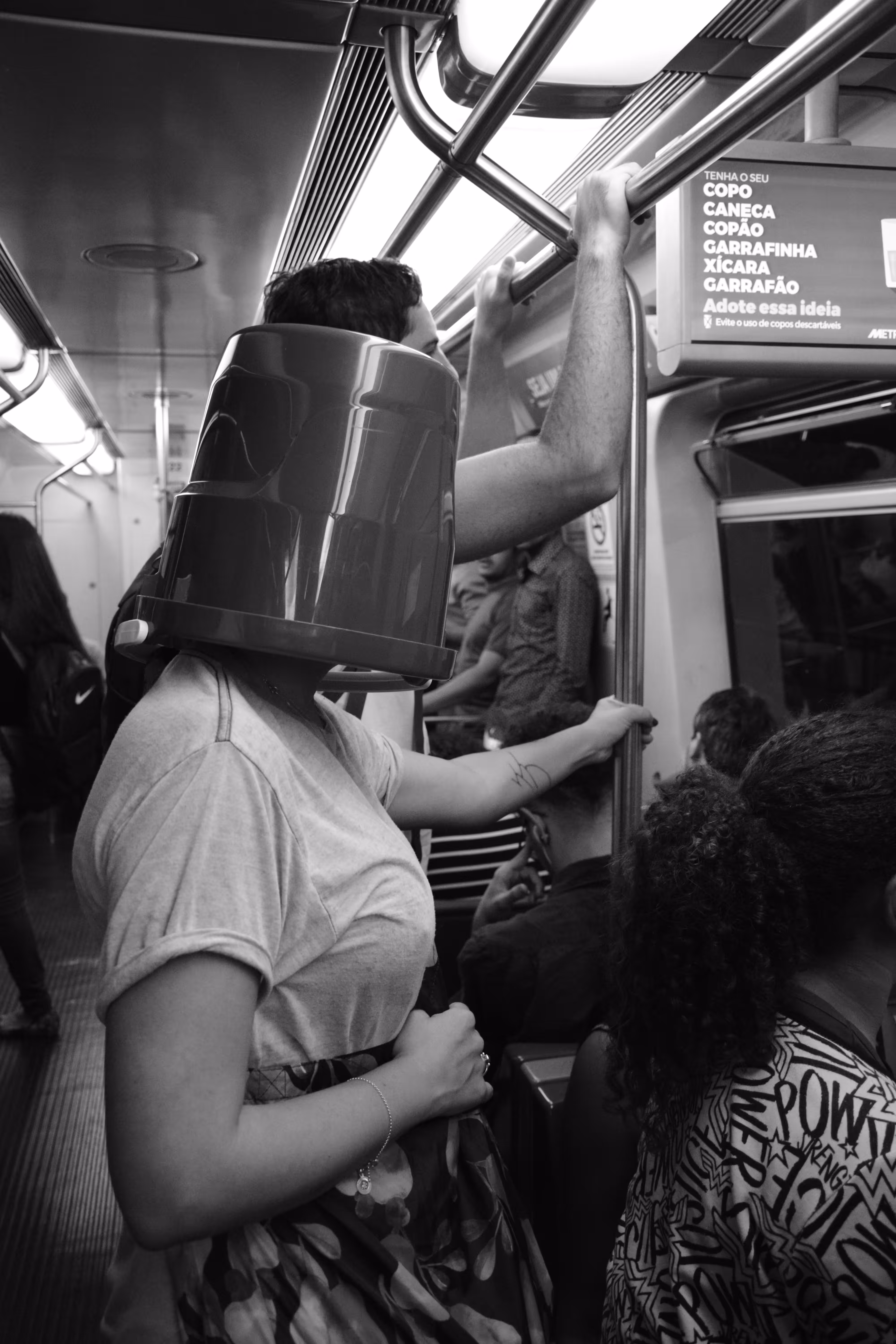 Wasteland Woman riding the subway II | Mulher Baldia no metrô II