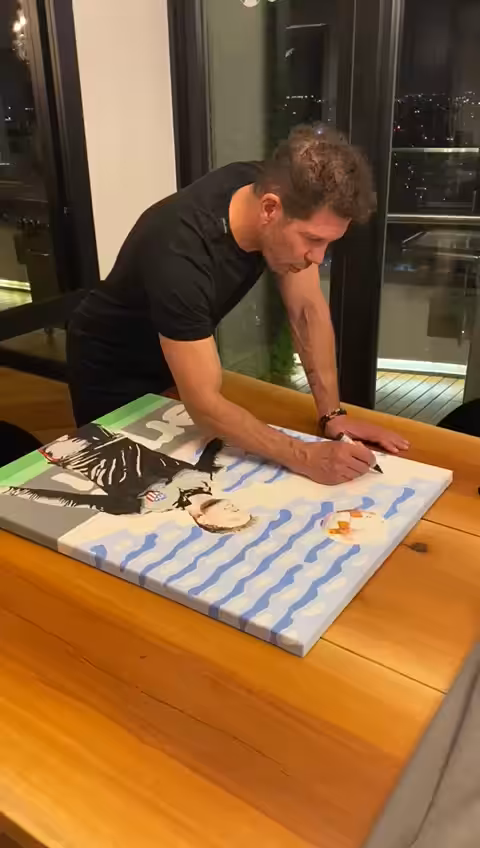 Diego ¨Cholo¨ Simeone signing the artwork